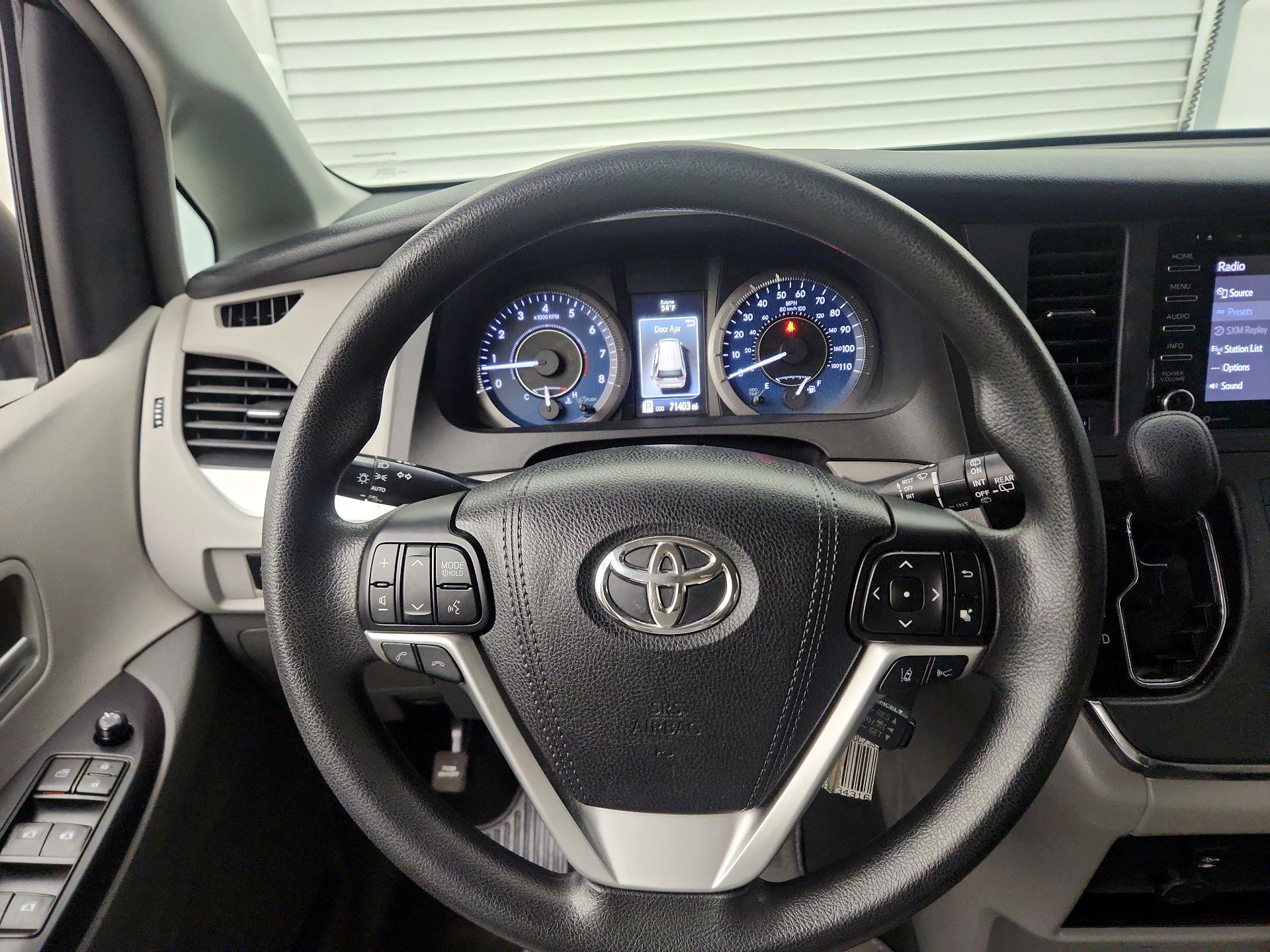 Thumbnail: 2018 Toyota Sienna - 10