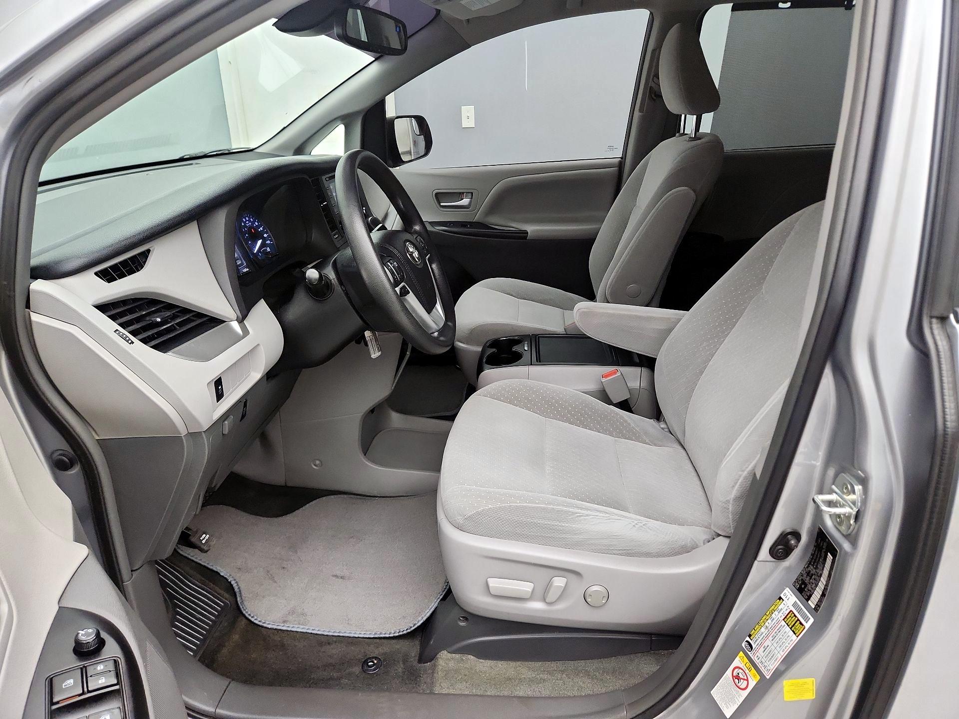 Thumbnail: 2018 Toyota Sienna - 11