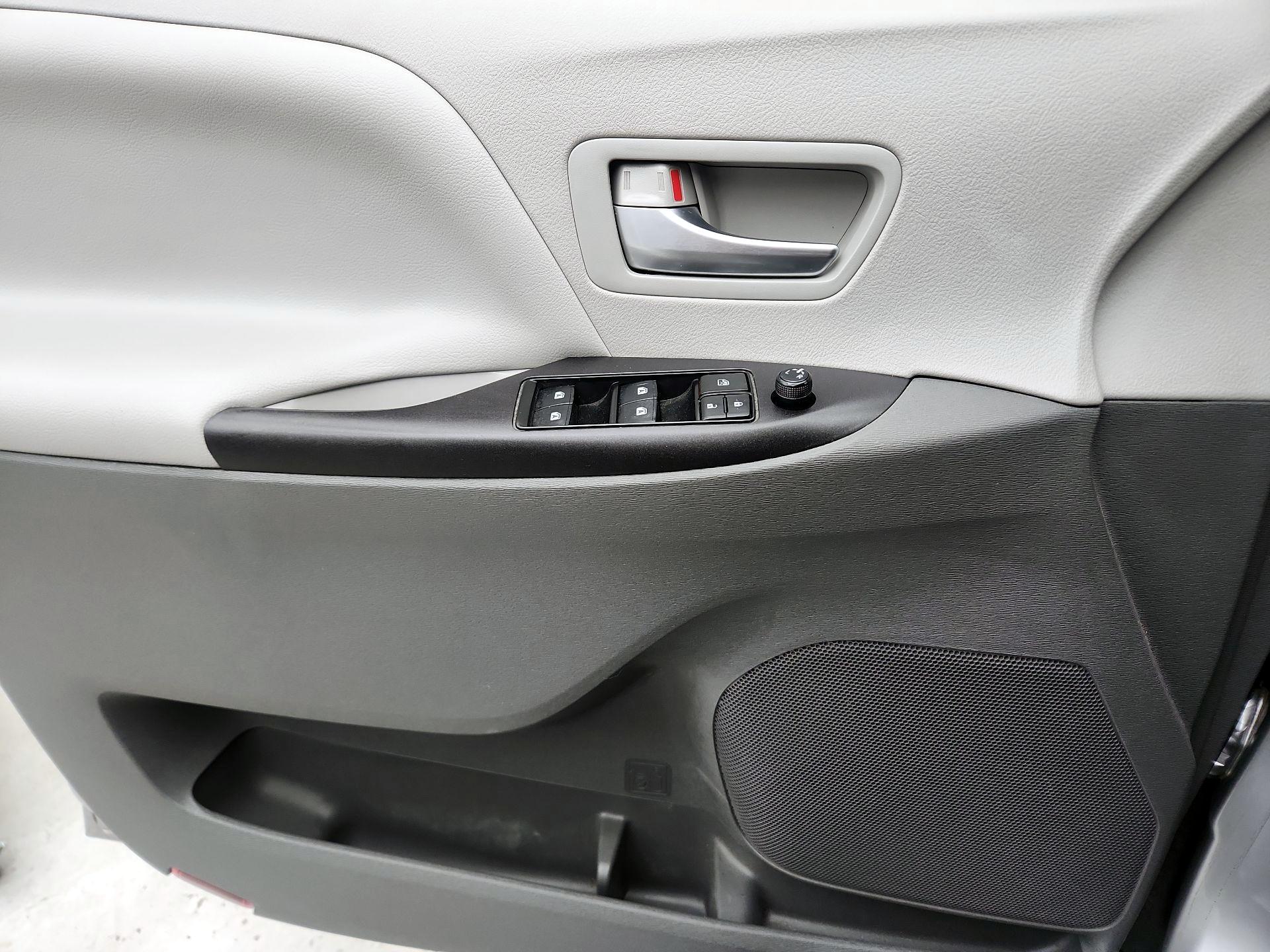 Thumbnail: 2018 Toyota Sienna - 12