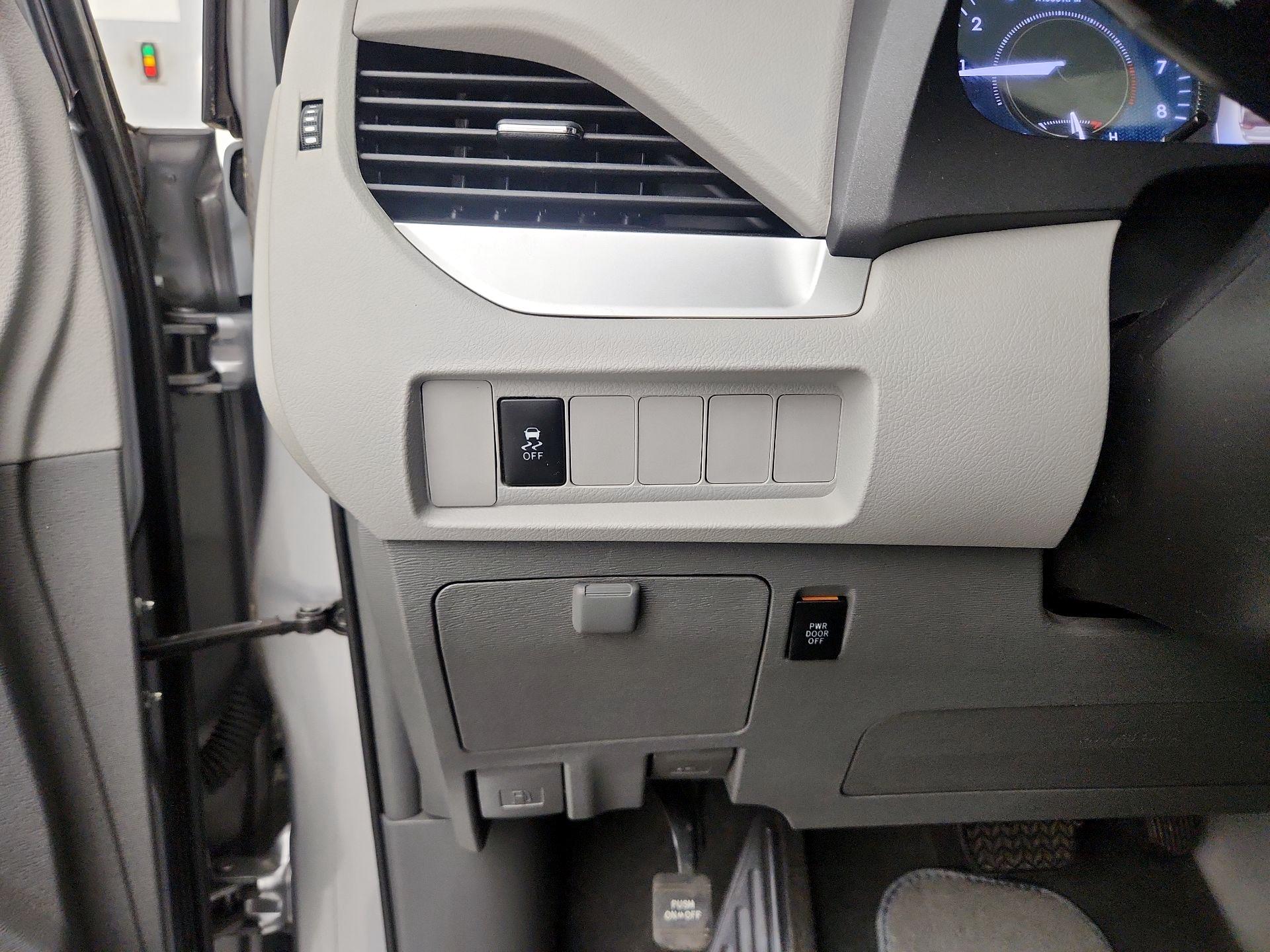 Thumbnail: 2018 Toyota Sienna - 13