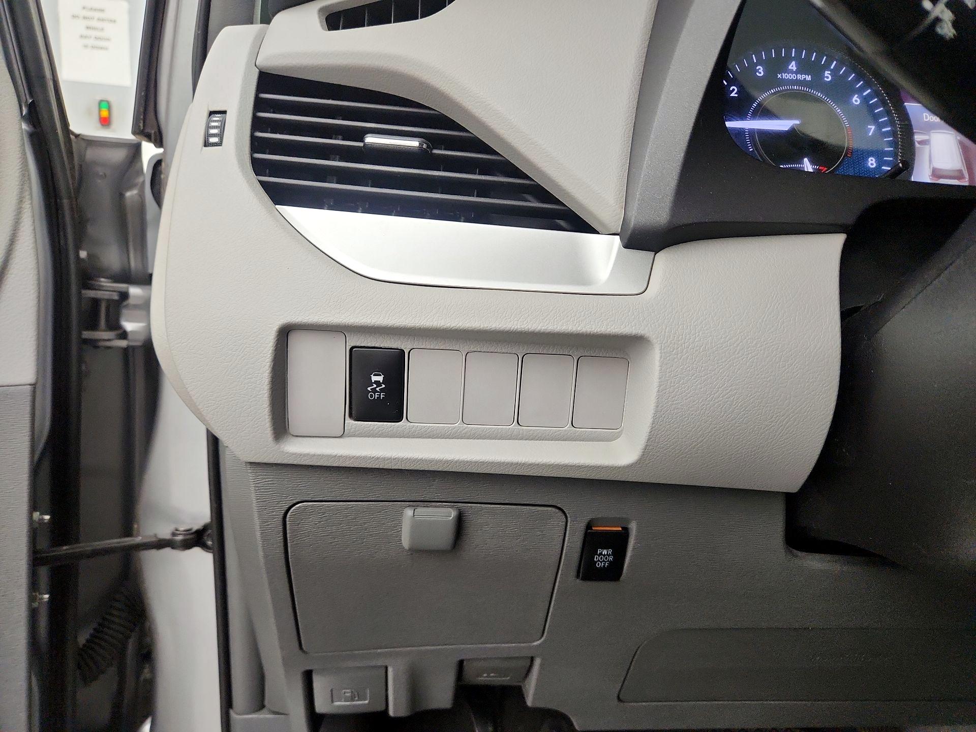 Thumbnail: 2018 Toyota Sienna - 14