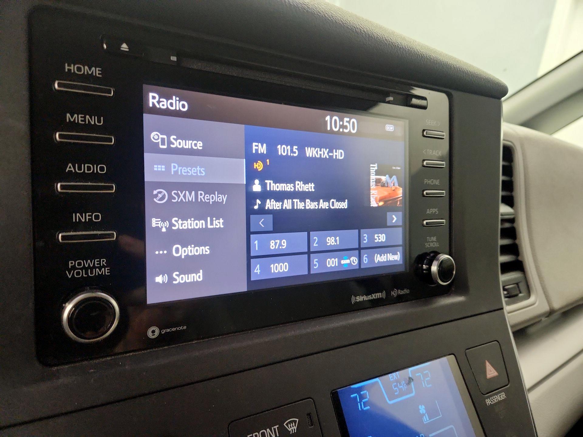 Thumbnail: 2018 Toyota Sienna - 16