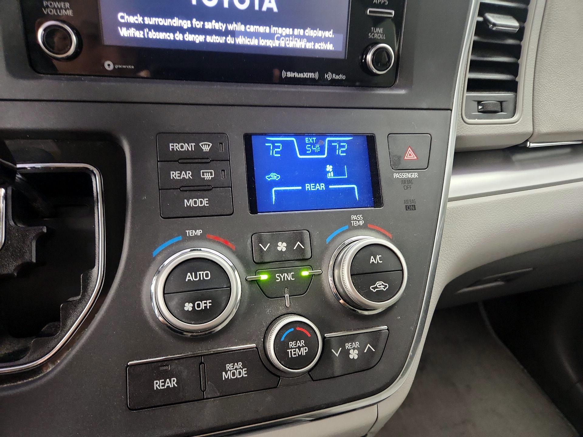 Thumbnail: 2018 Toyota Sienna - 17