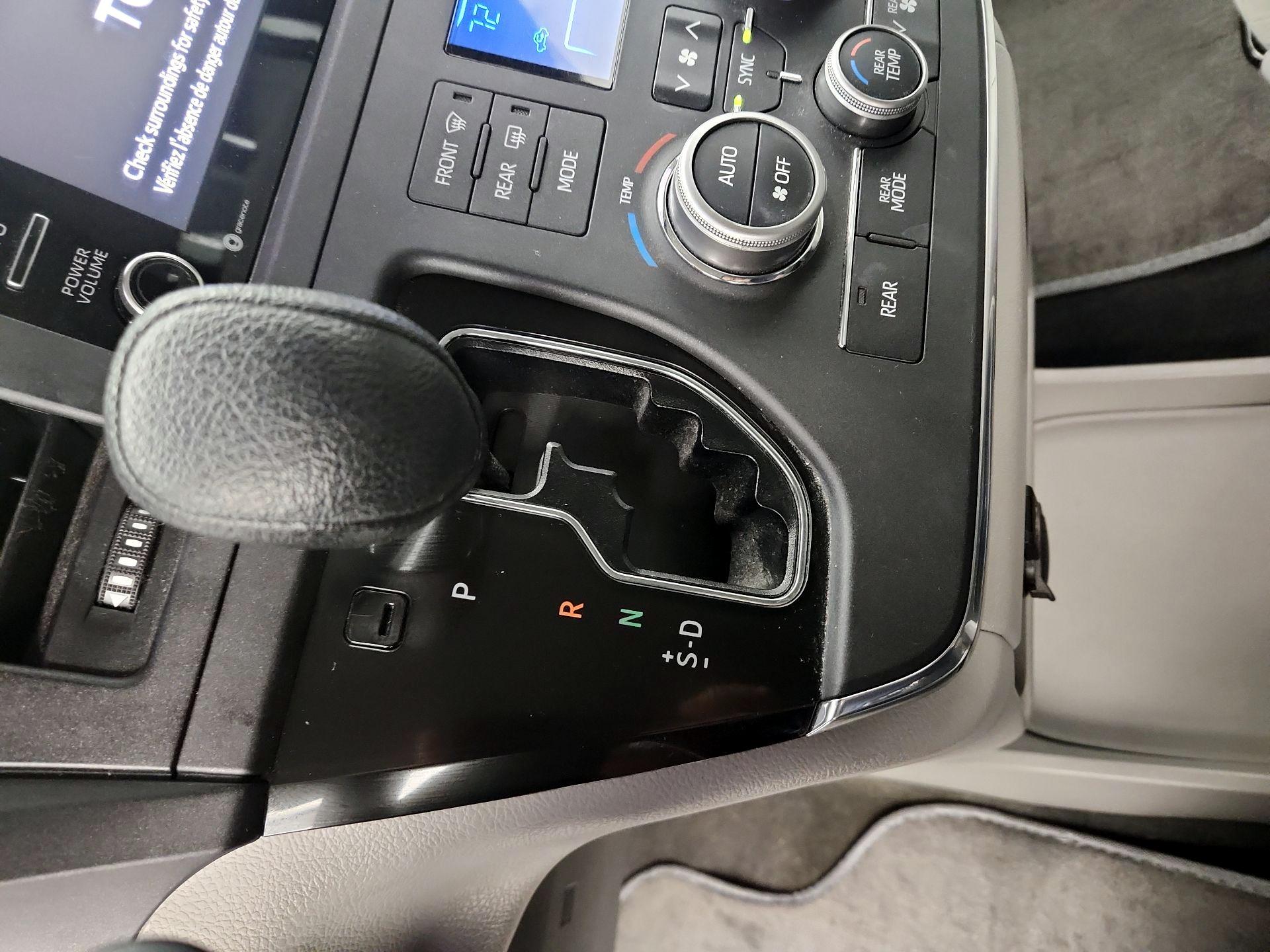 Thumbnail: 2018 Toyota Sienna - 18