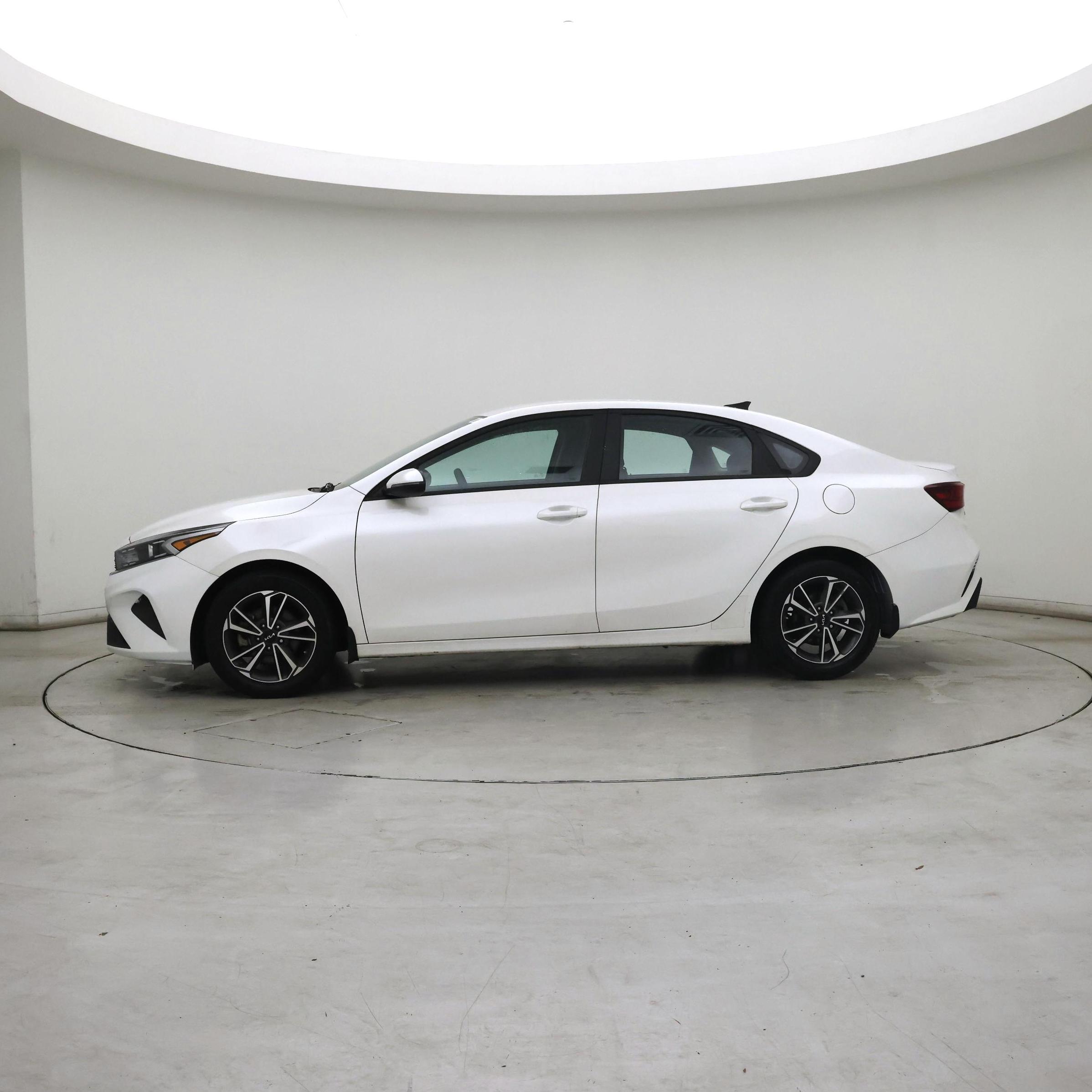 Thumbnail: 2023 Kia Forte - 3