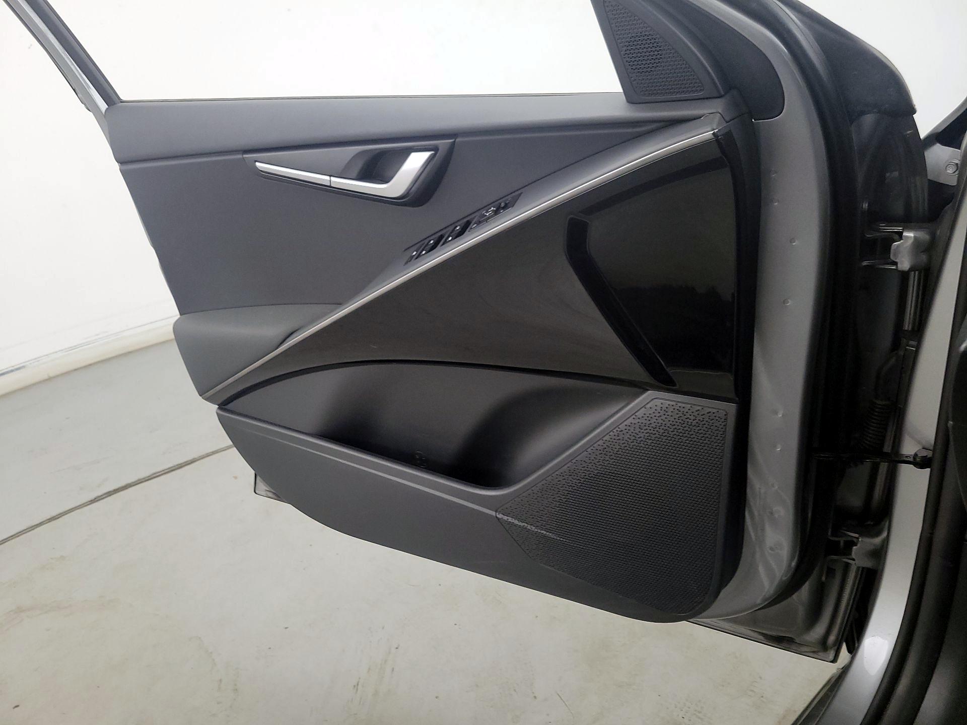 Thumbnail: 2023 Kia Niro - 12