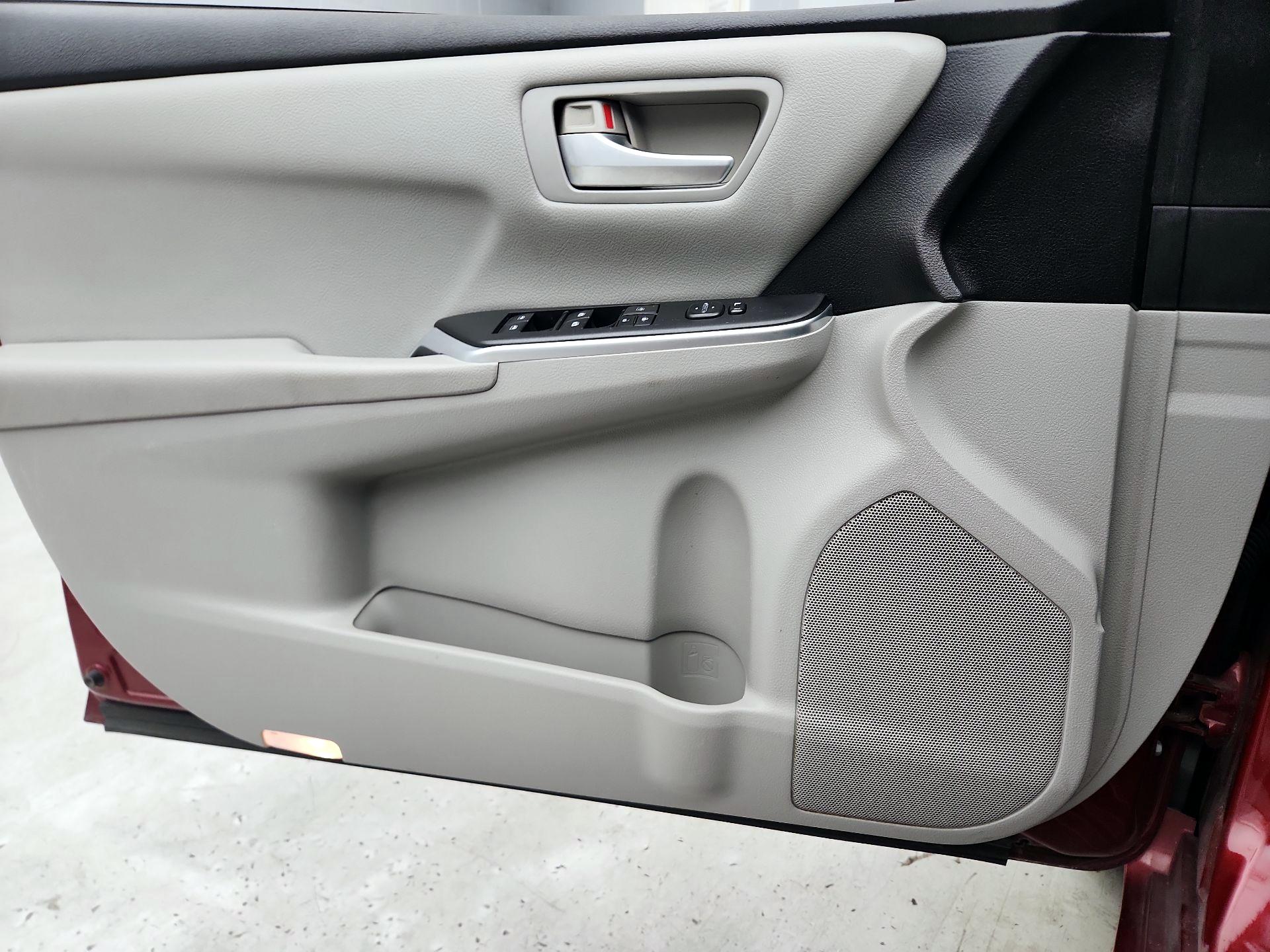 Thumbnail: 2016 Toyota Camry - 12
