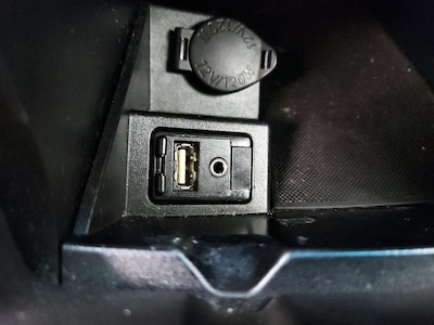 USB/AUX Ports