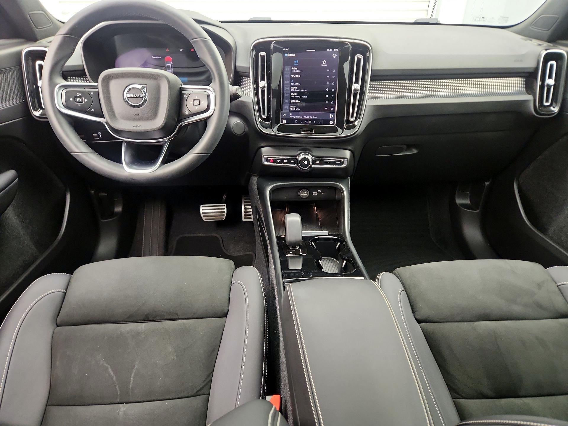 Thumbnail: 2022 Volvo XC40 - 9