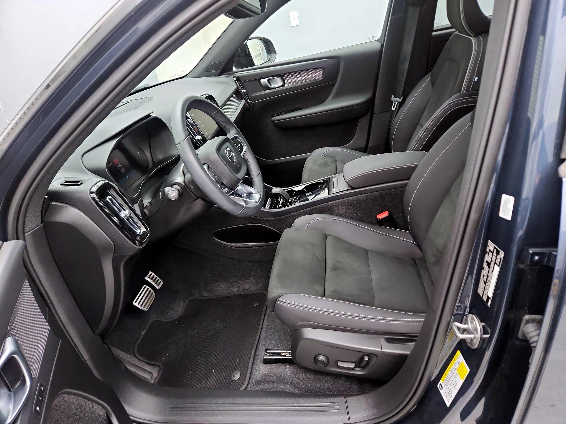 Thumbnail: 2022 Volvo XC40 - 11