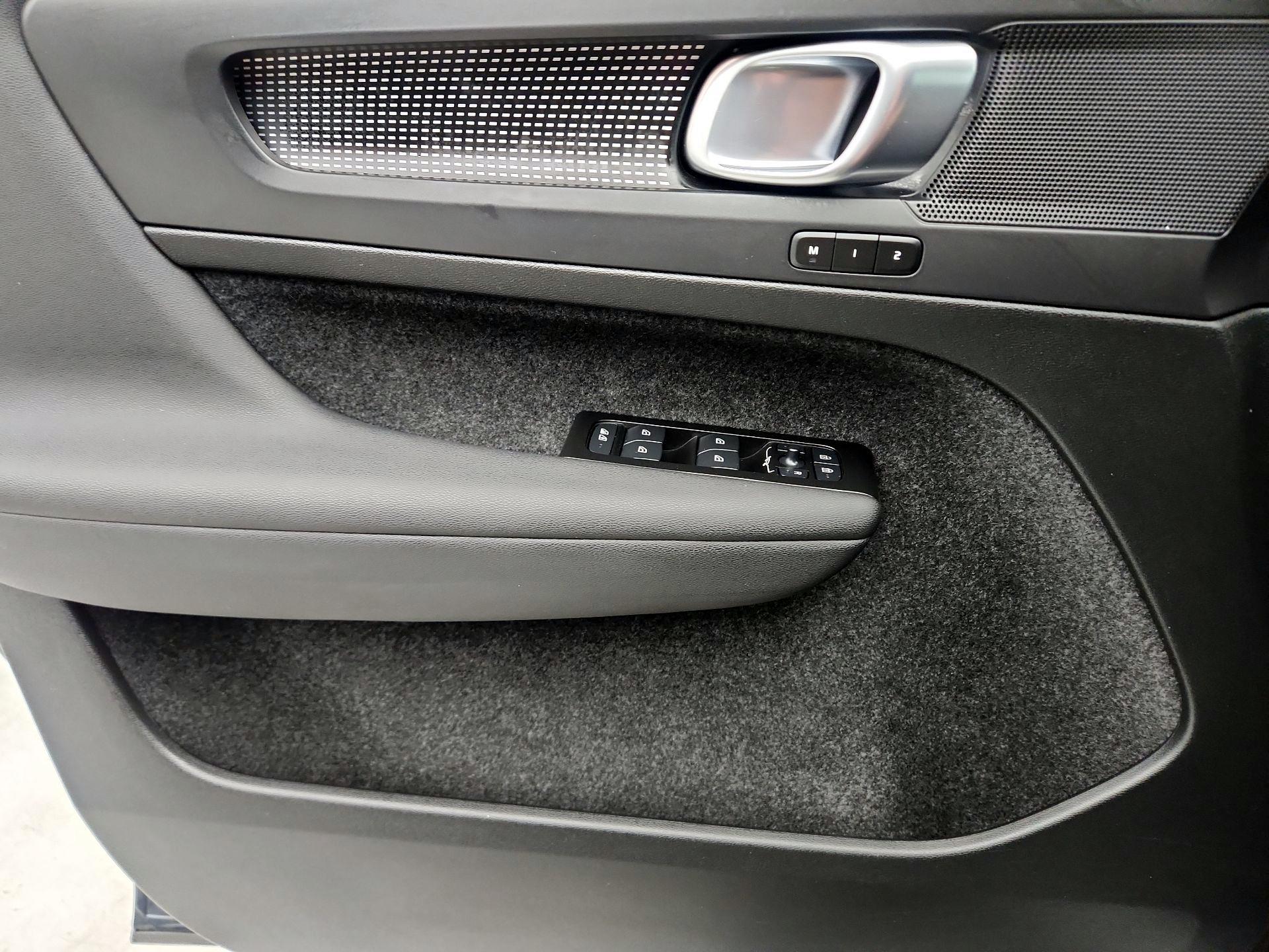 Thumbnail: 2022 Volvo XC40 - 12