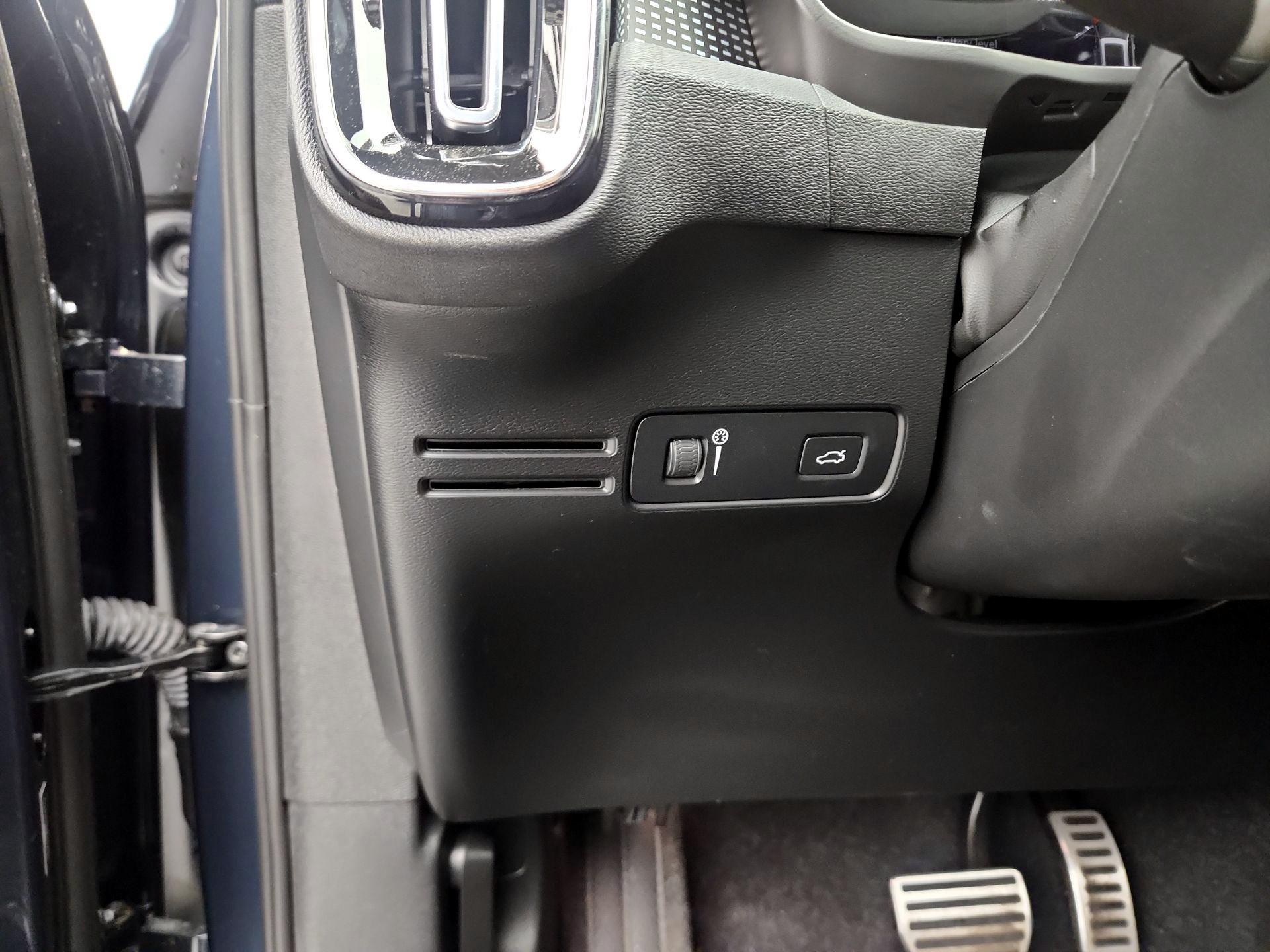 Thumbnail: 2022 Volvo XC40 - 13