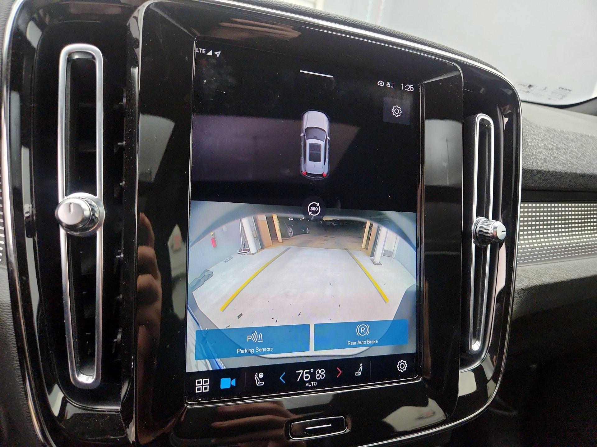 Thumbnail: 2022 Volvo XC40 - 14