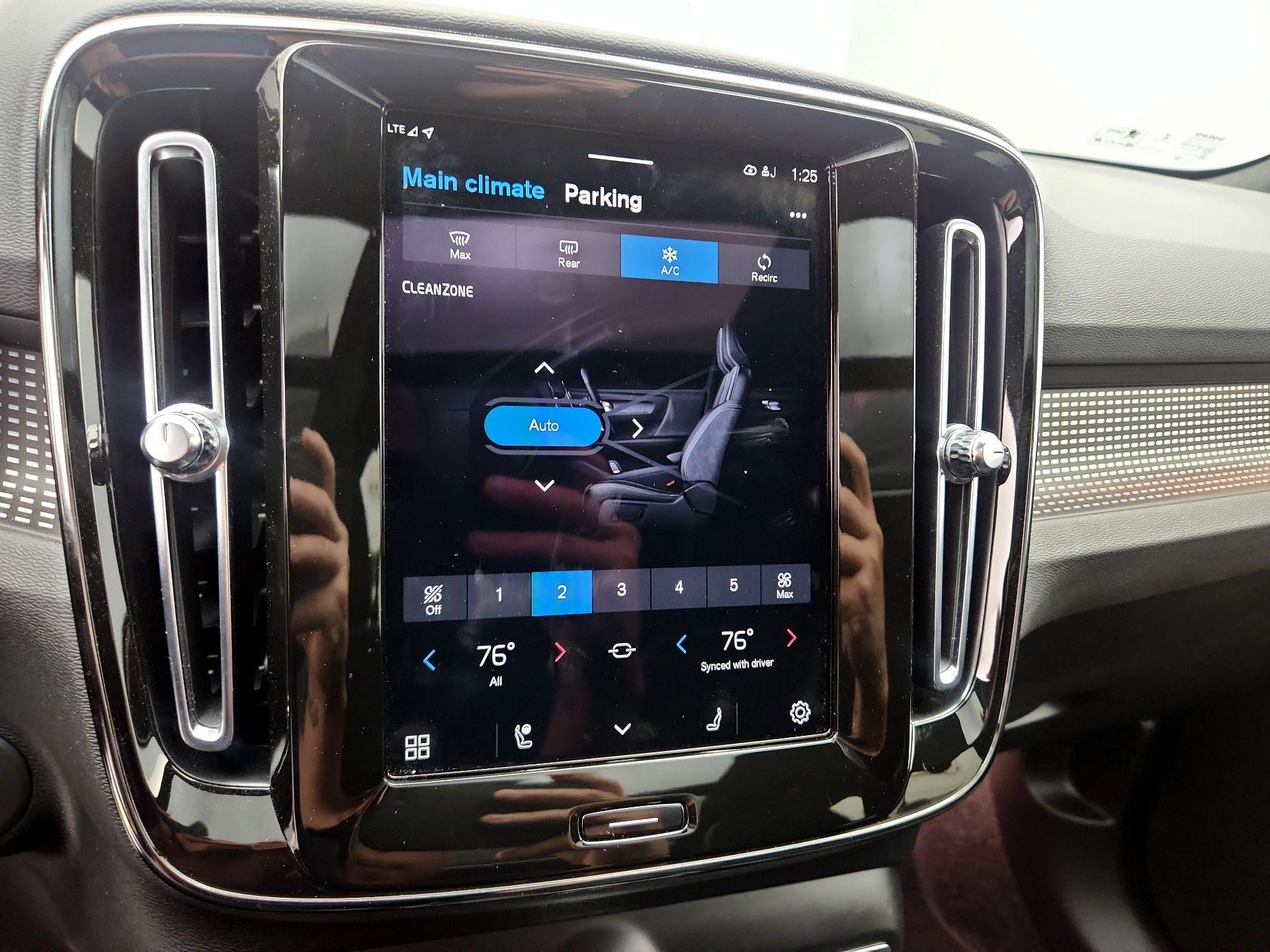 Thumbnail: 2022 Volvo XC40 - 16