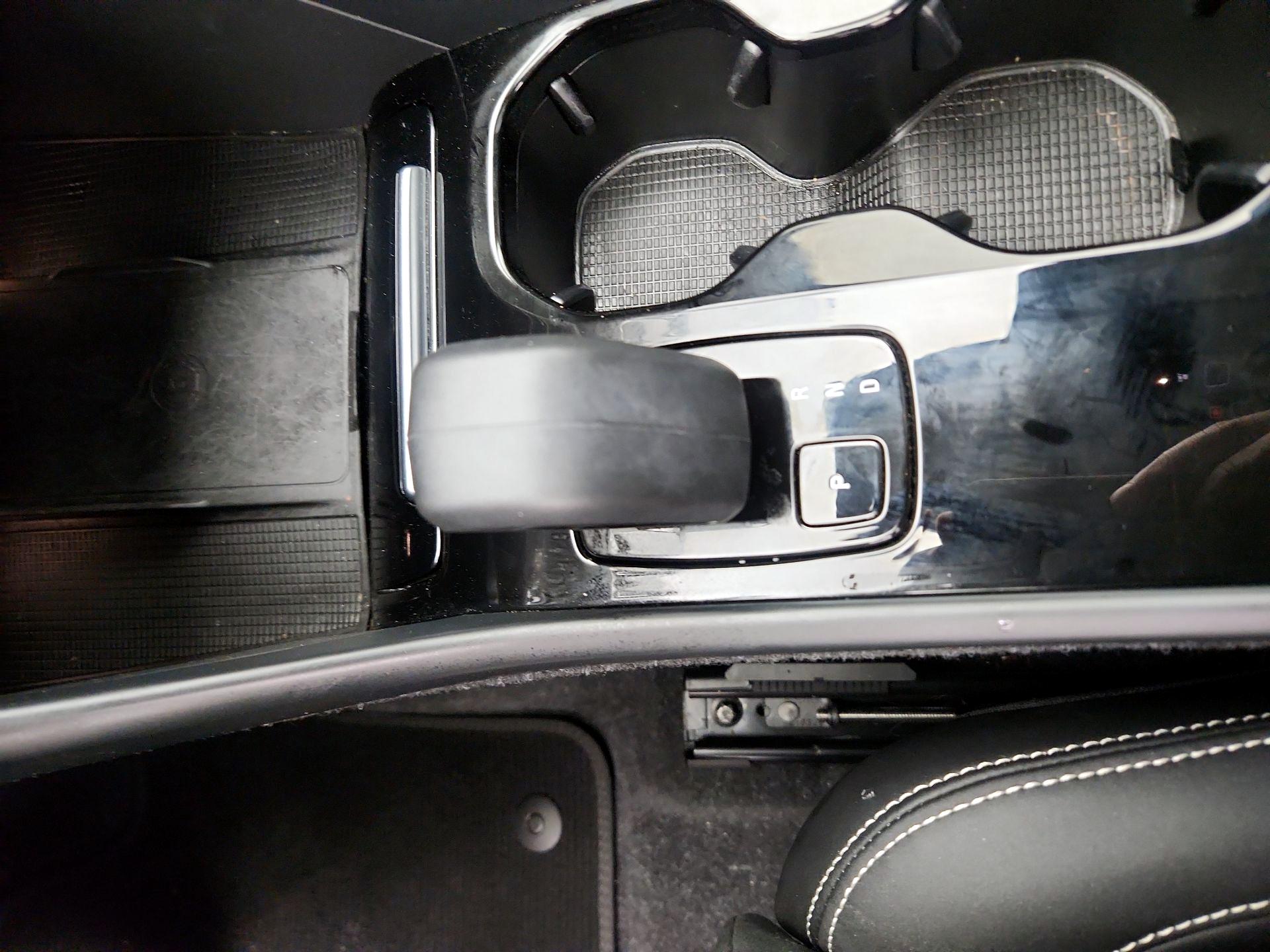 Thumbnail: 2022 Volvo XC40 - 17