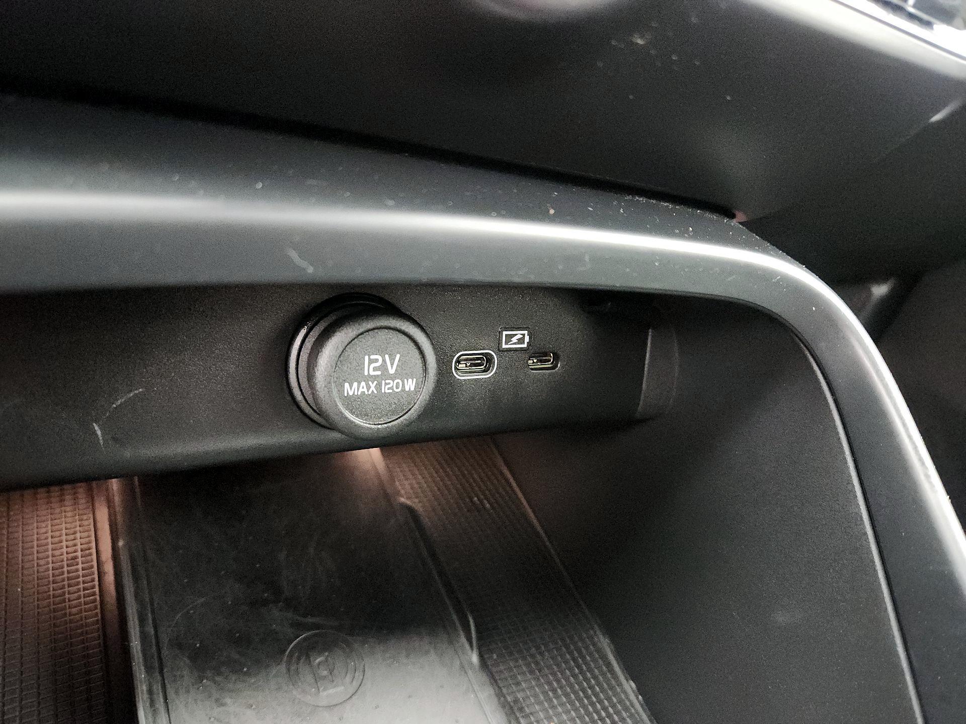 Thumbnail: 2022 Volvo XC40 - 18