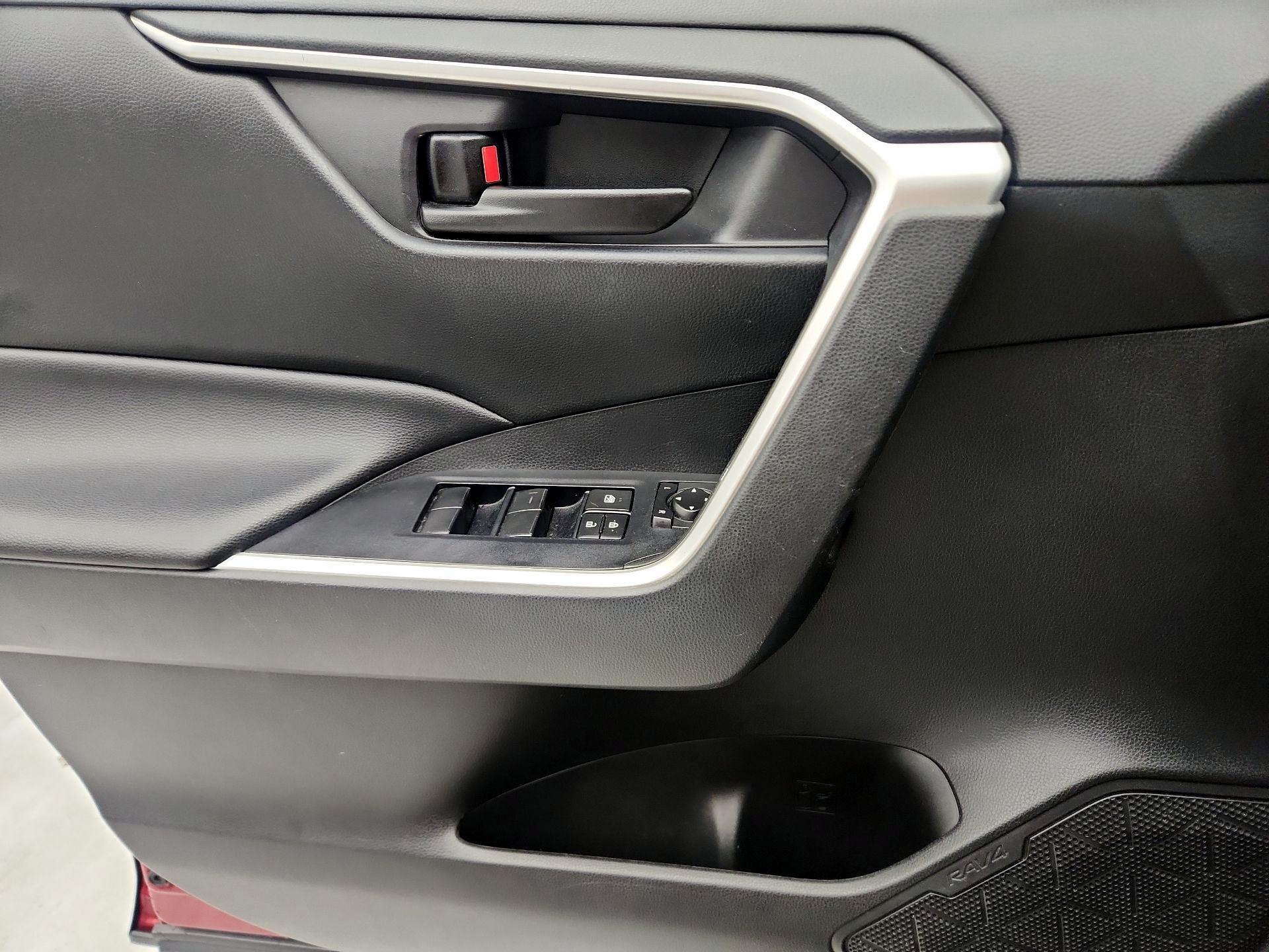 Thumbnail: 2020 Toyota RAV4 - 12