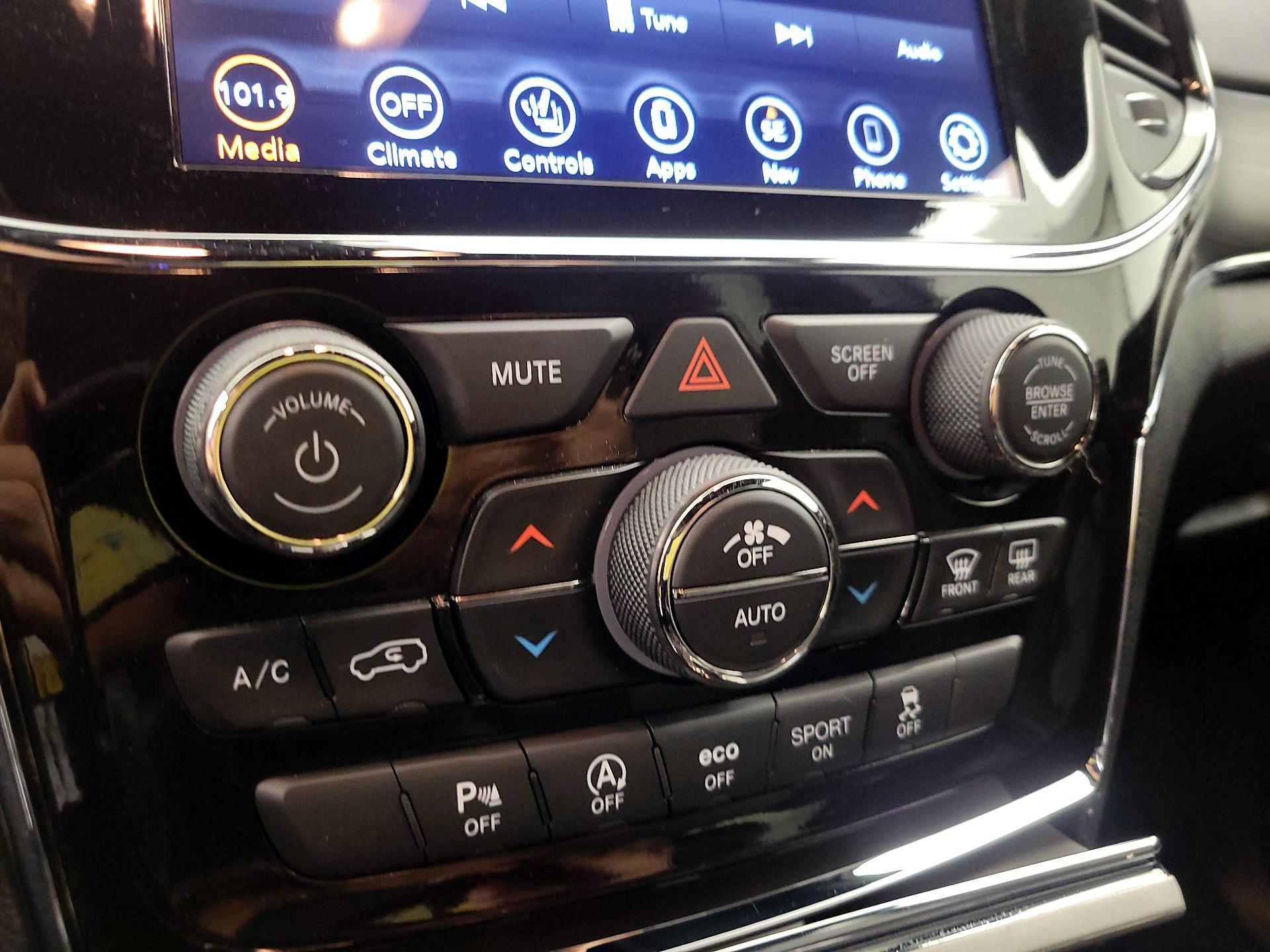 Thumbnail: 2022 Jeep Grand Cherokee - 17