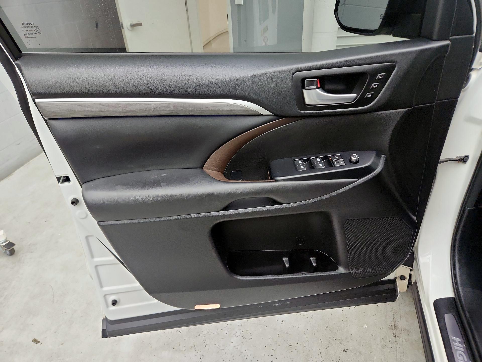 Thumbnail: 2017 Toyota Highlander - 12