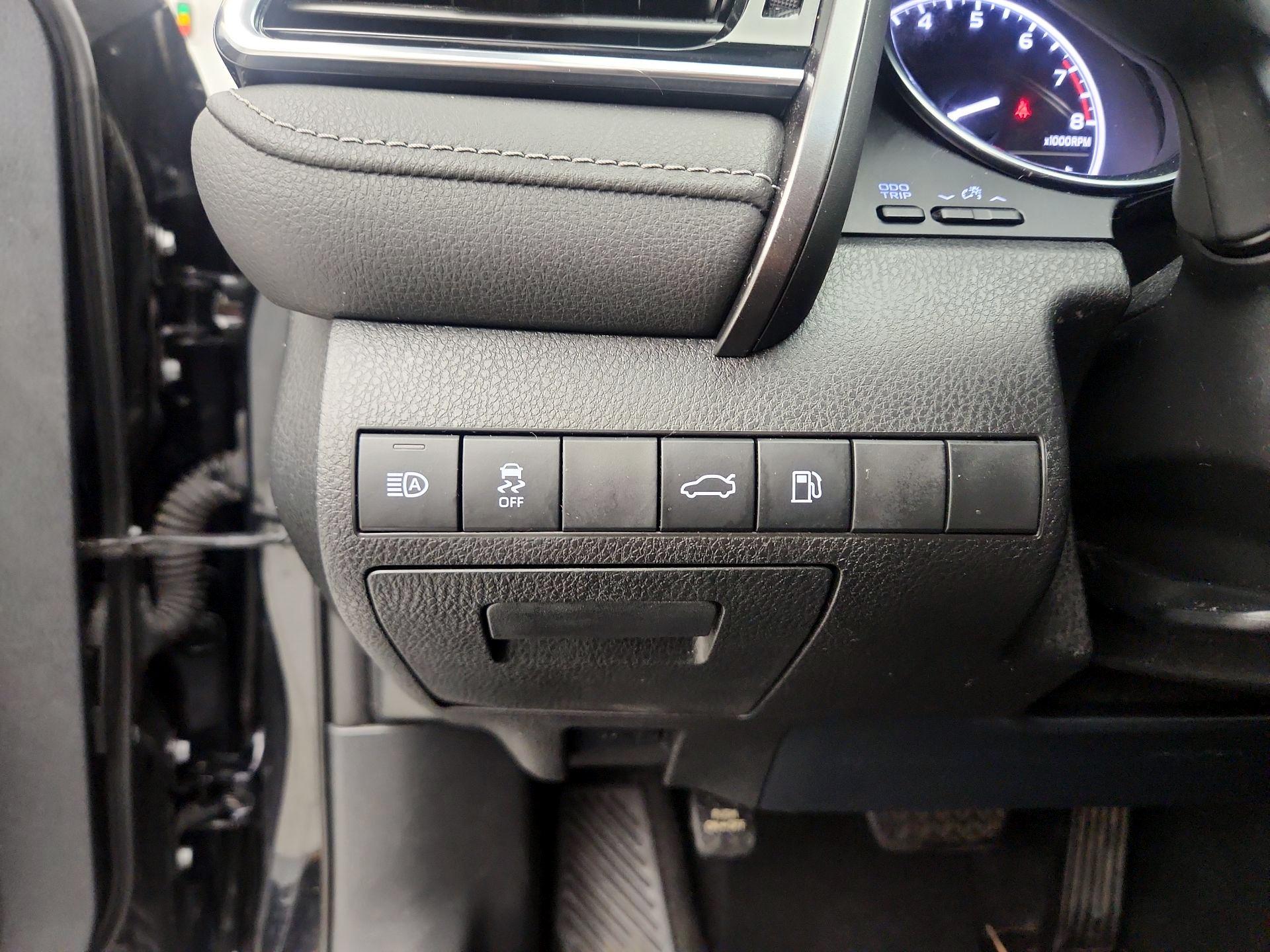 Thumbnail: 2018 Toyota Camry - 13