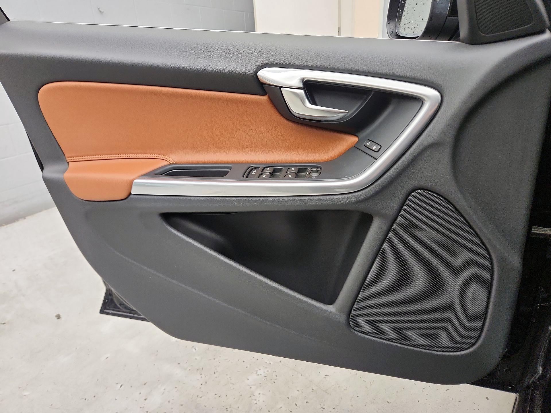 Thumbnail: 2016 Volvo V60 - 12