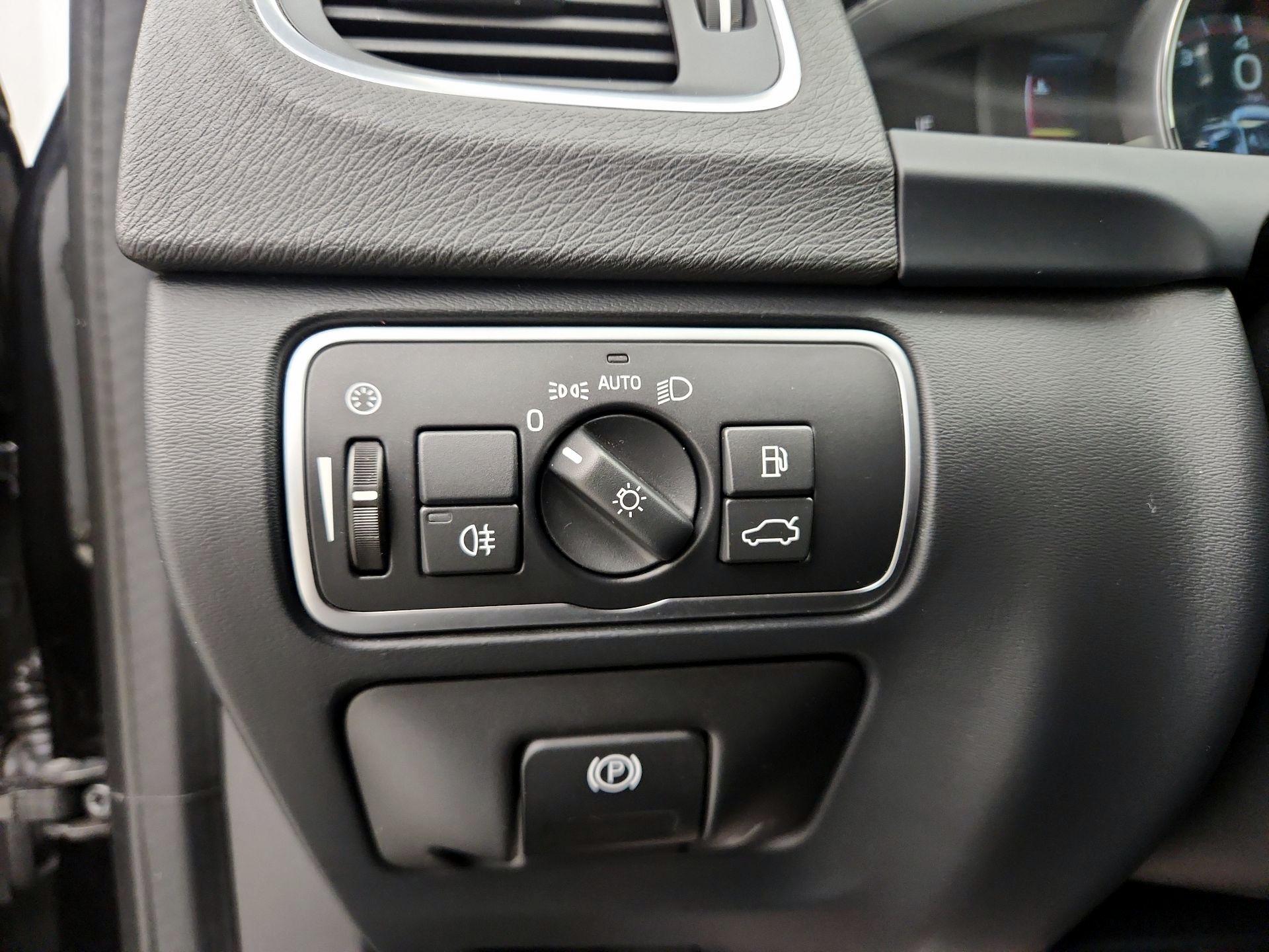 Thumbnail: 2016 Volvo V60 - 13