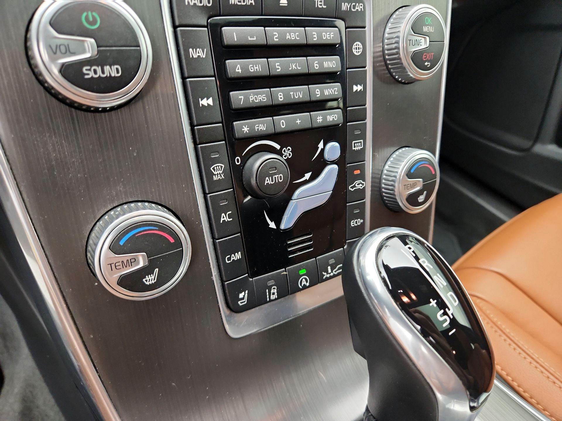 Thumbnail: 2016 Volvo V60 - 17