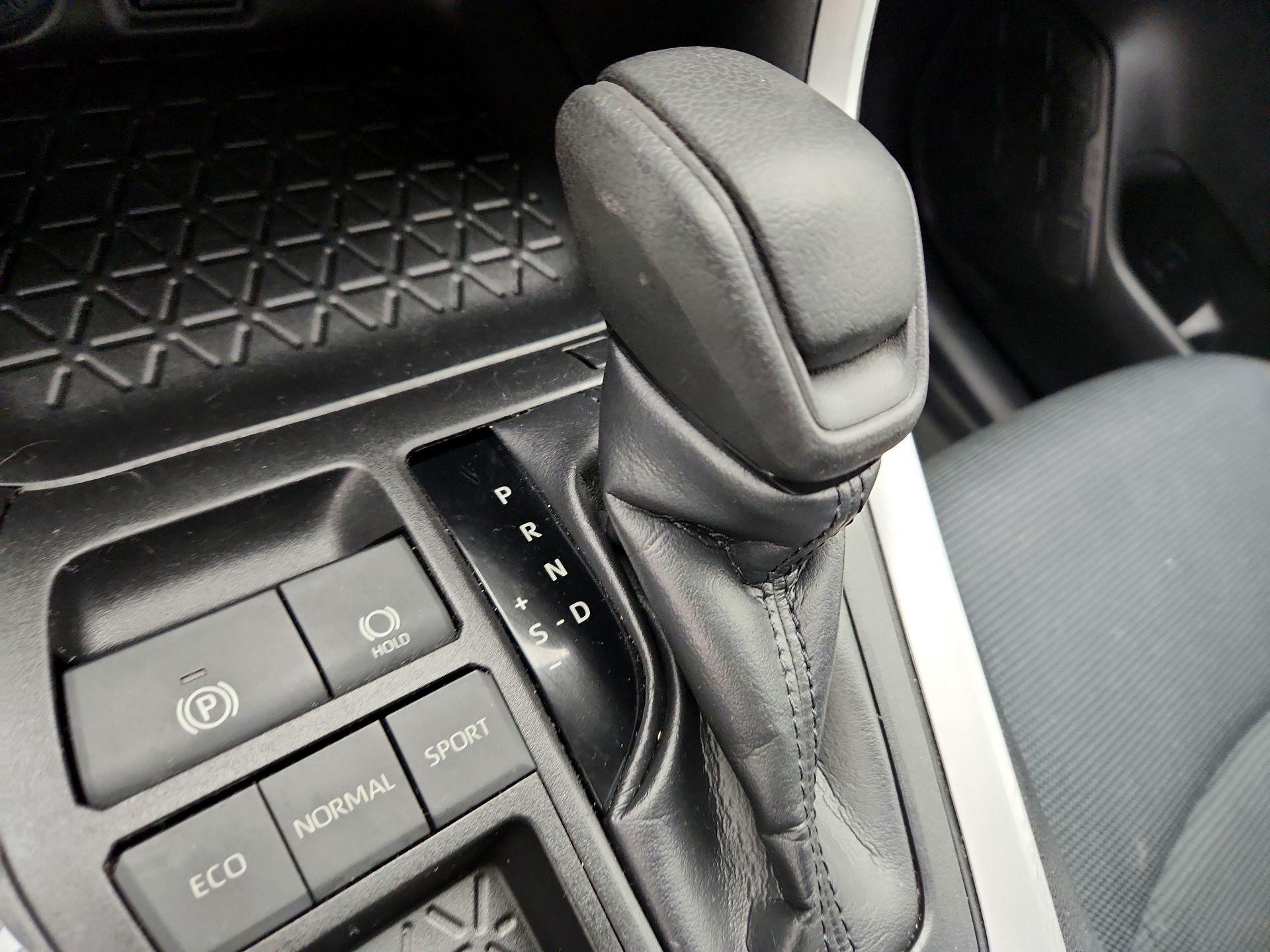 Thumbnail: 2021 Toyota RAV4 - 17