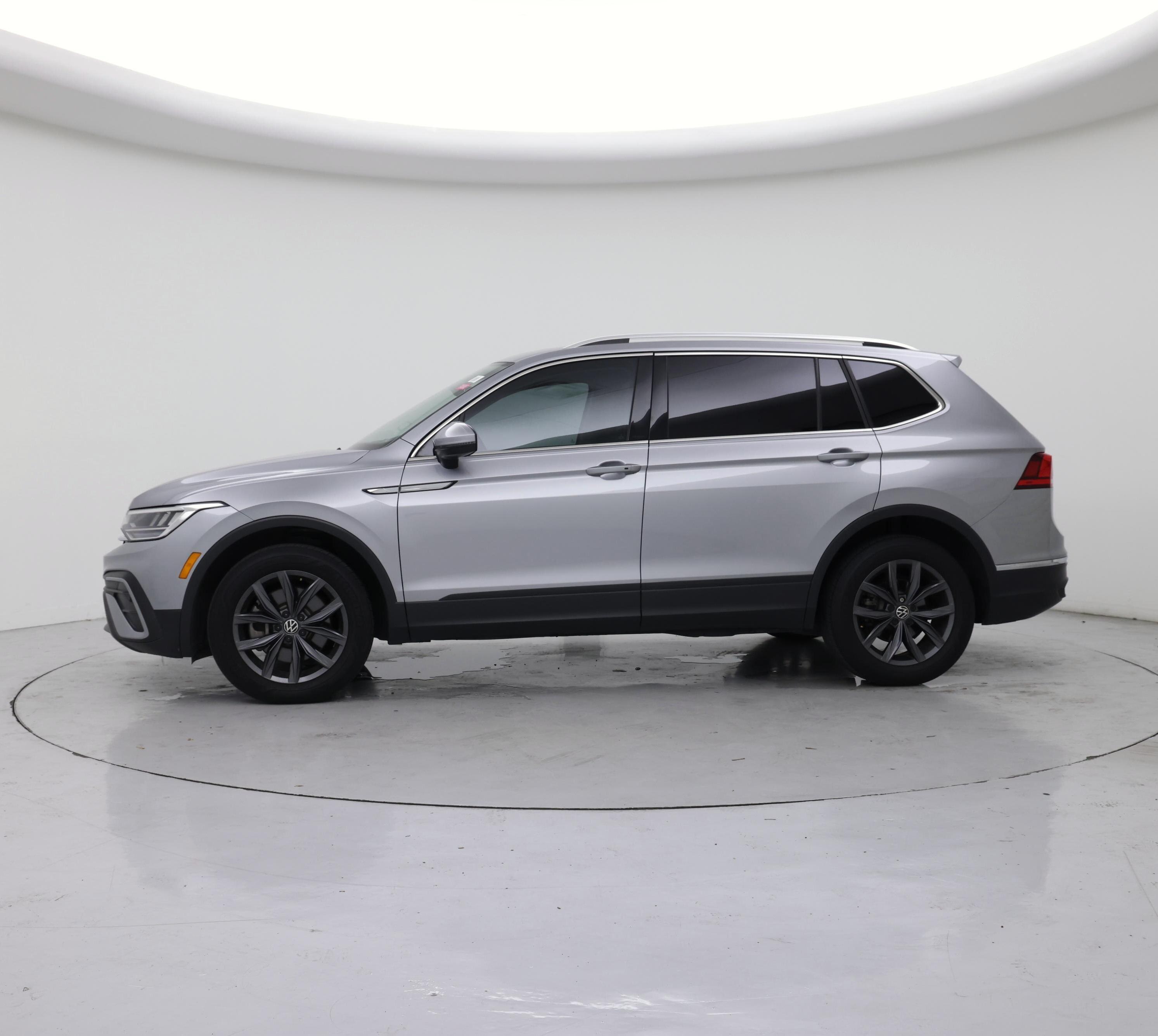Thumbnail: 2022 Volkswagen Tiguan - 3