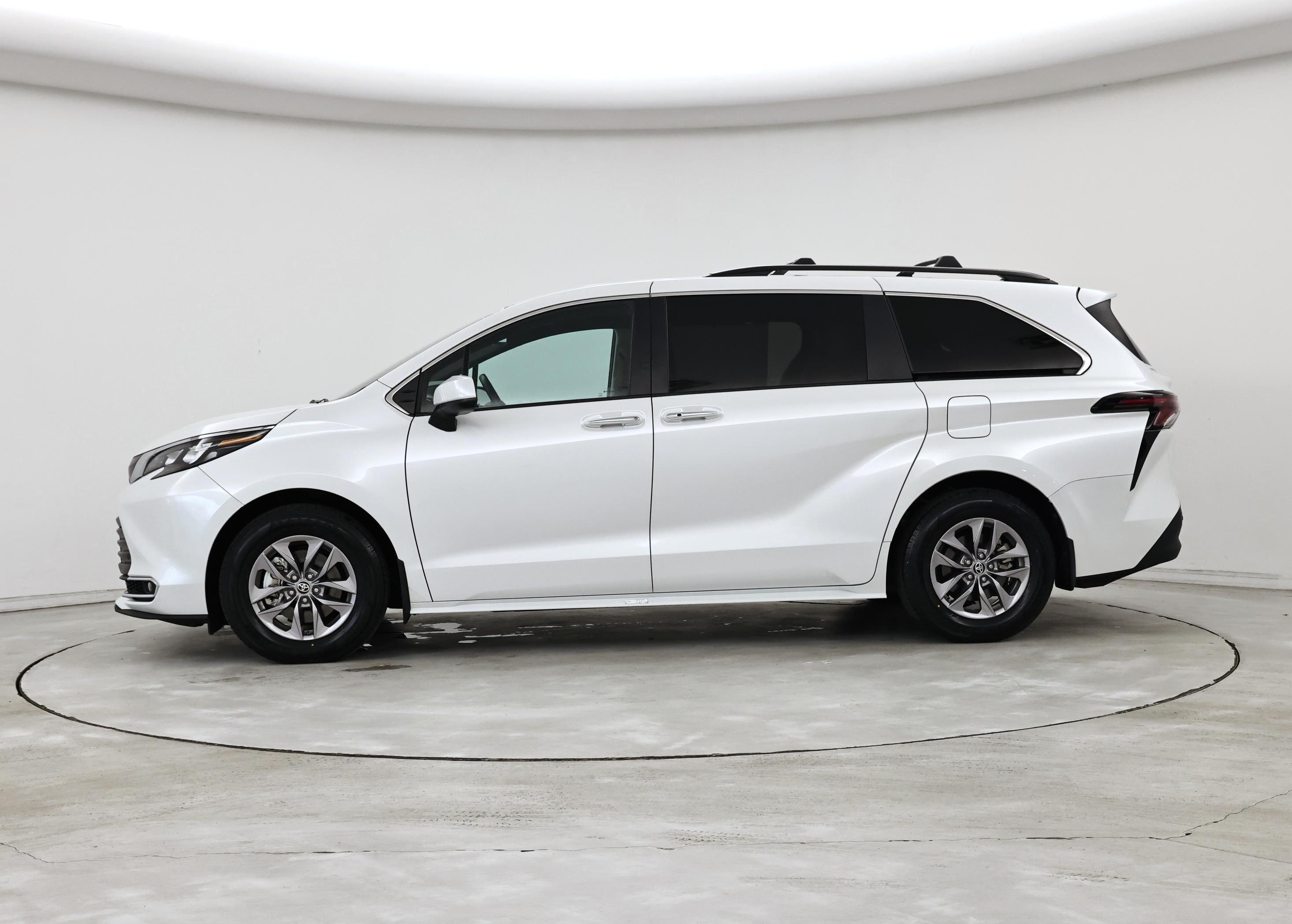 Thumbnail: 2024 Toyota Sienna - 3