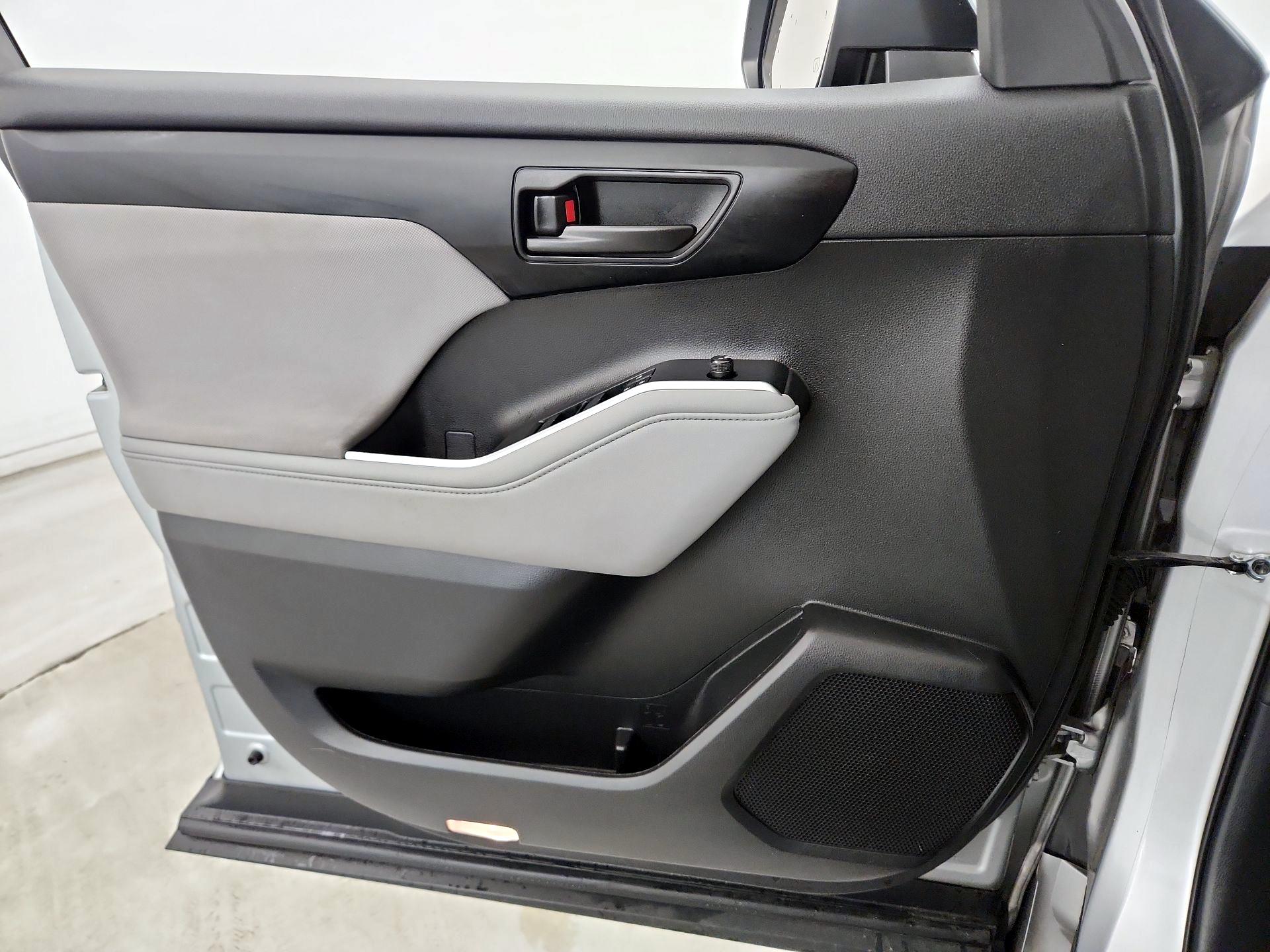 Thumbnail: 2023 Toyota Highlander - 12