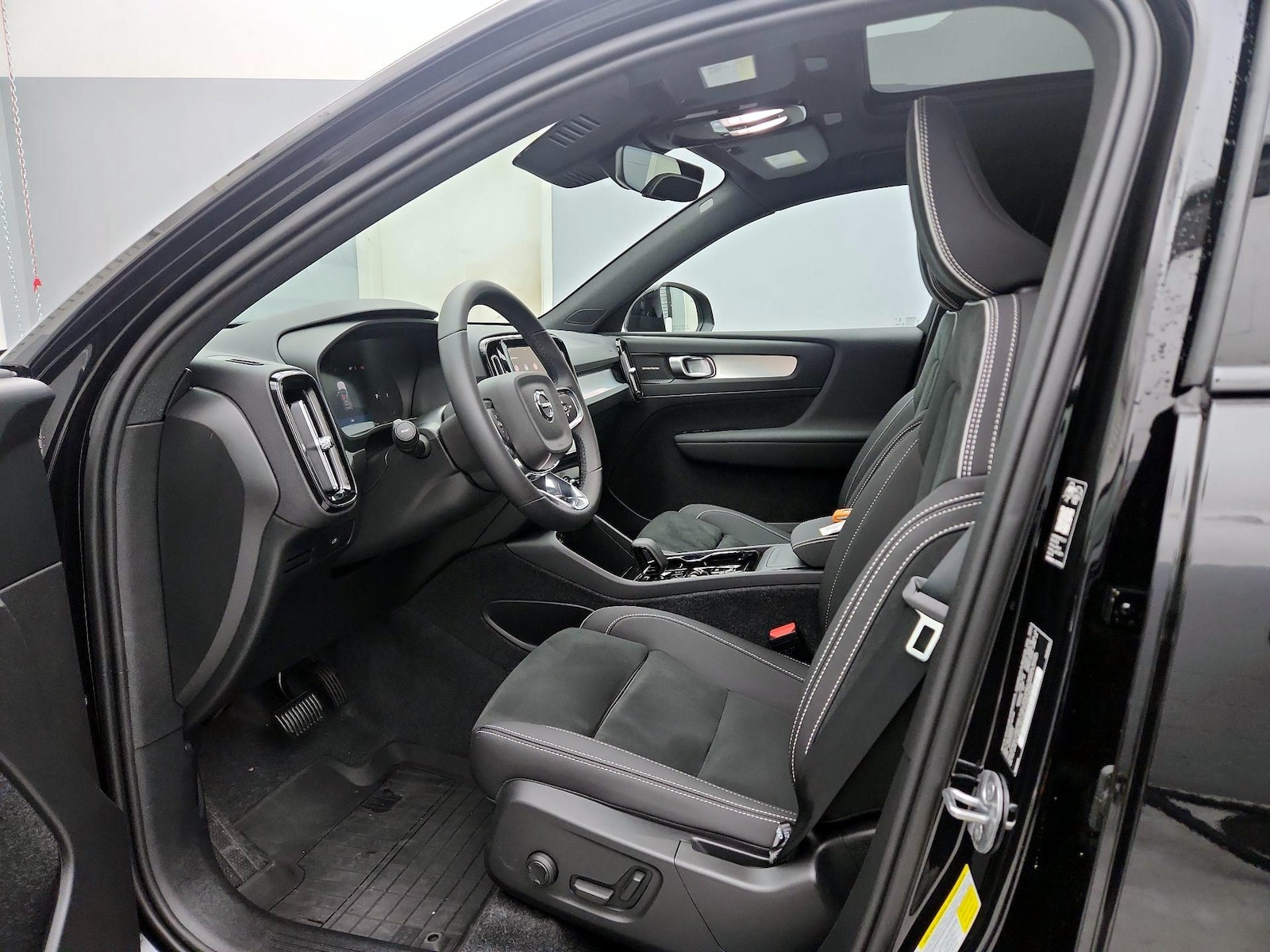 2026 Volvo XC40 Ultra Black Edition - Photo 12