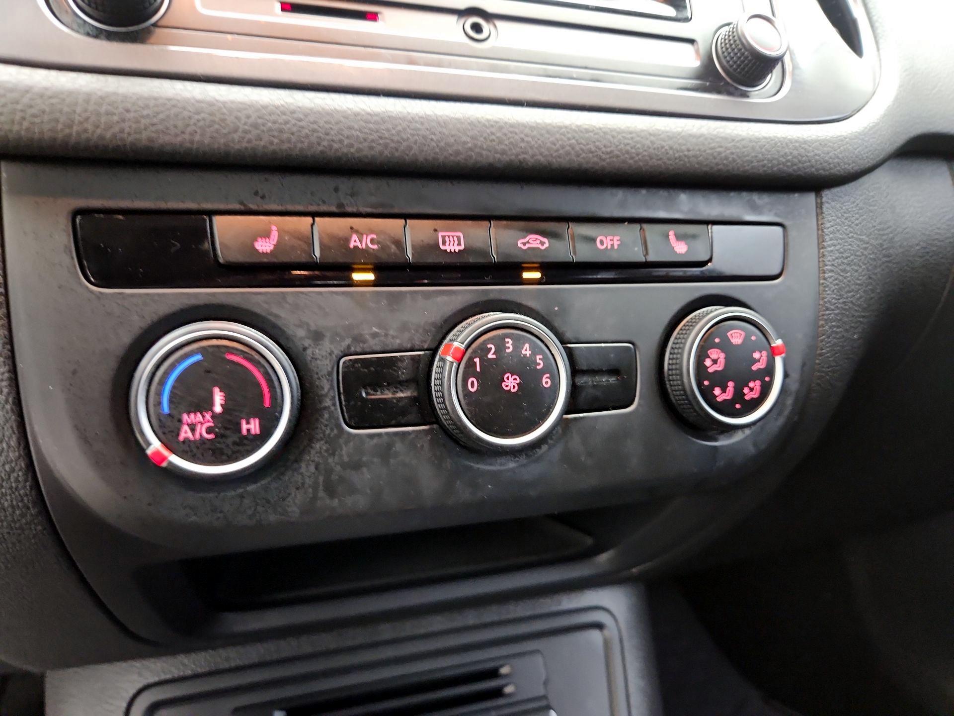 Thumbnail: 2016 Volkswagen Tiguan - 16
