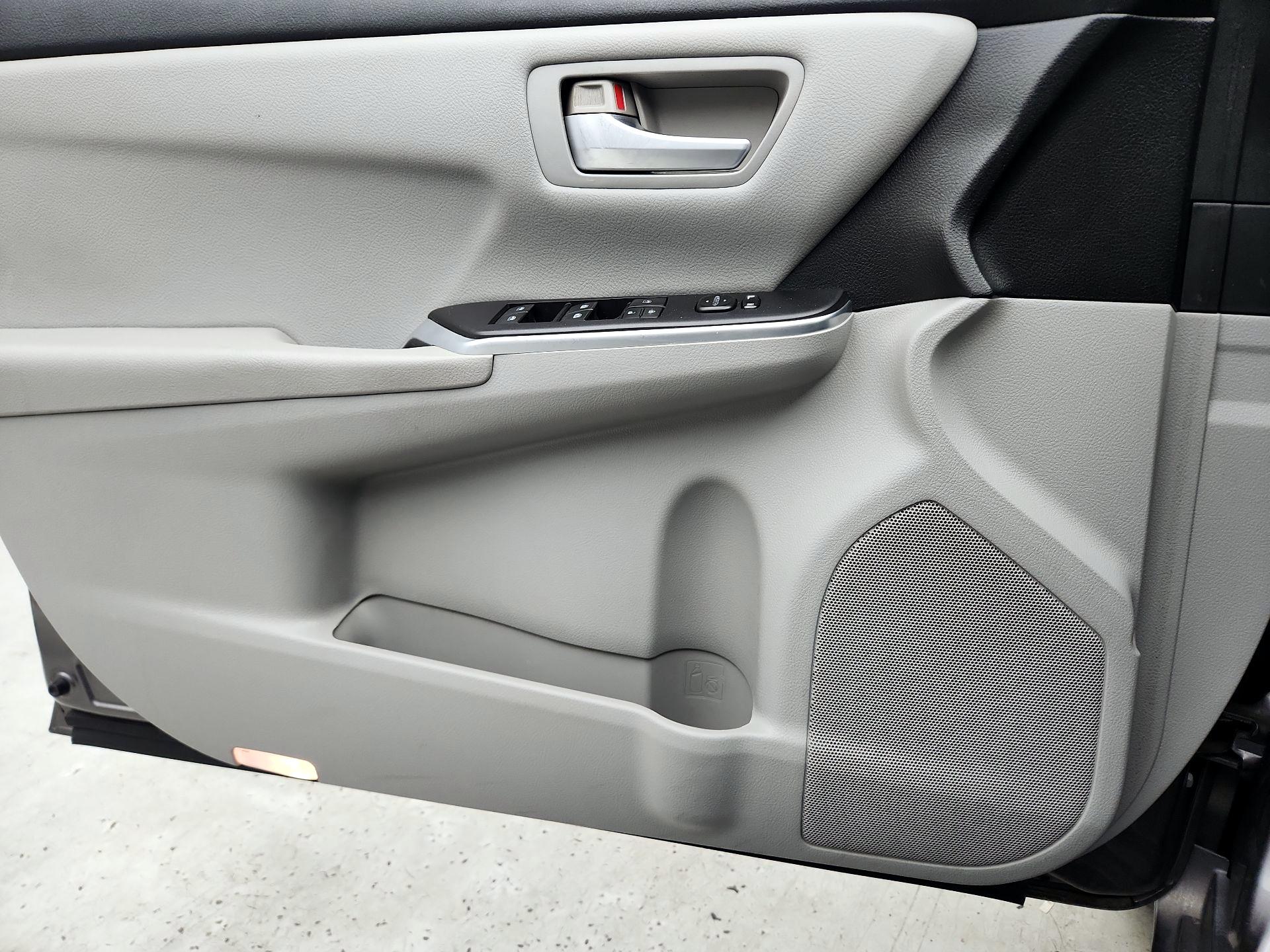 Thumbnail: 2016 Toyota Camry - 12