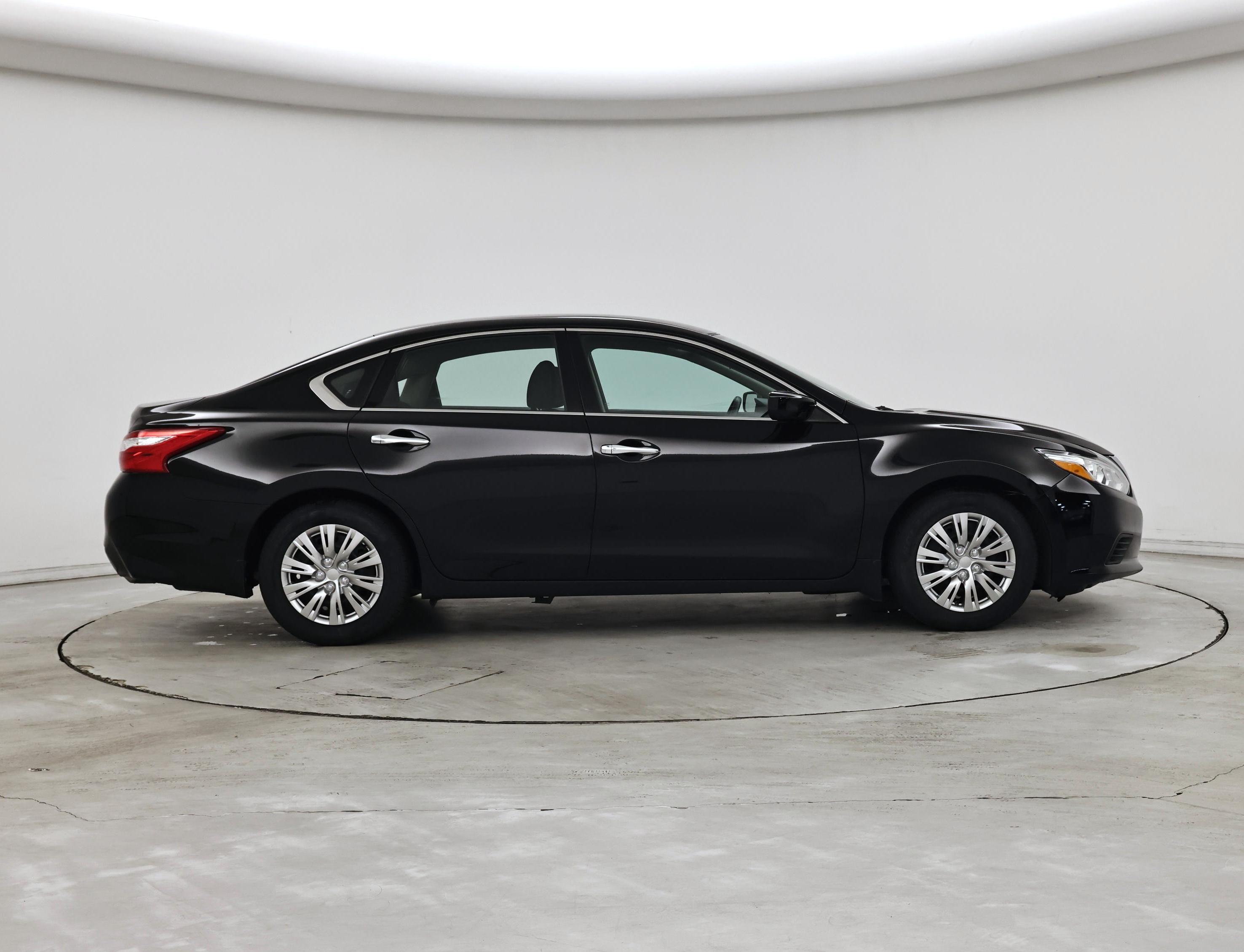 Thumbnail: 2017 Nissan Altima - 7