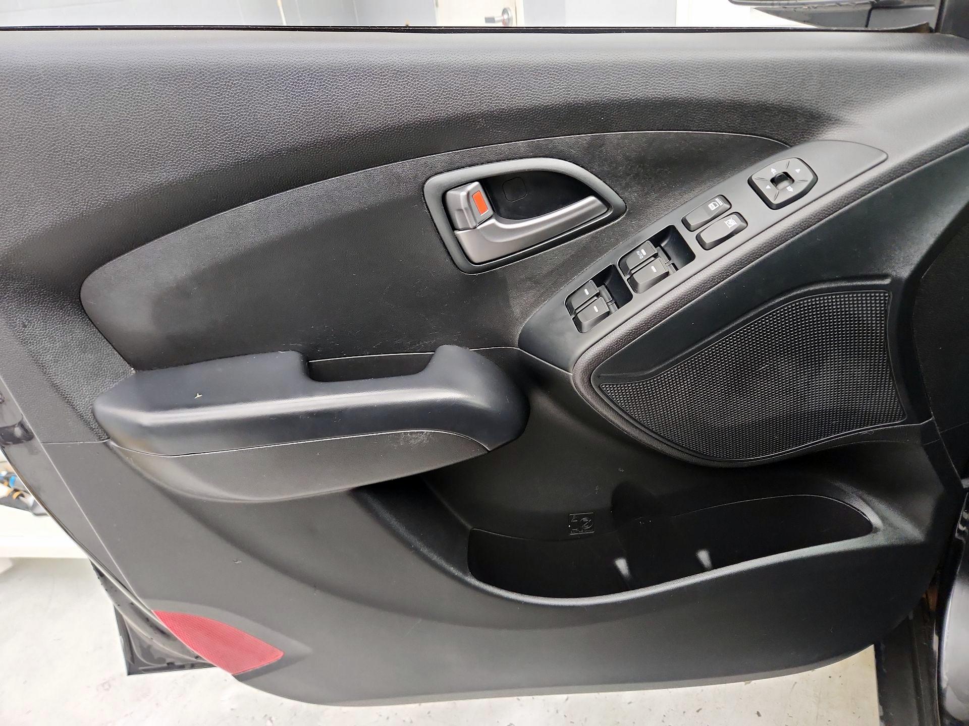 Thumbnail: 2015 Hyundai Tucson - 12