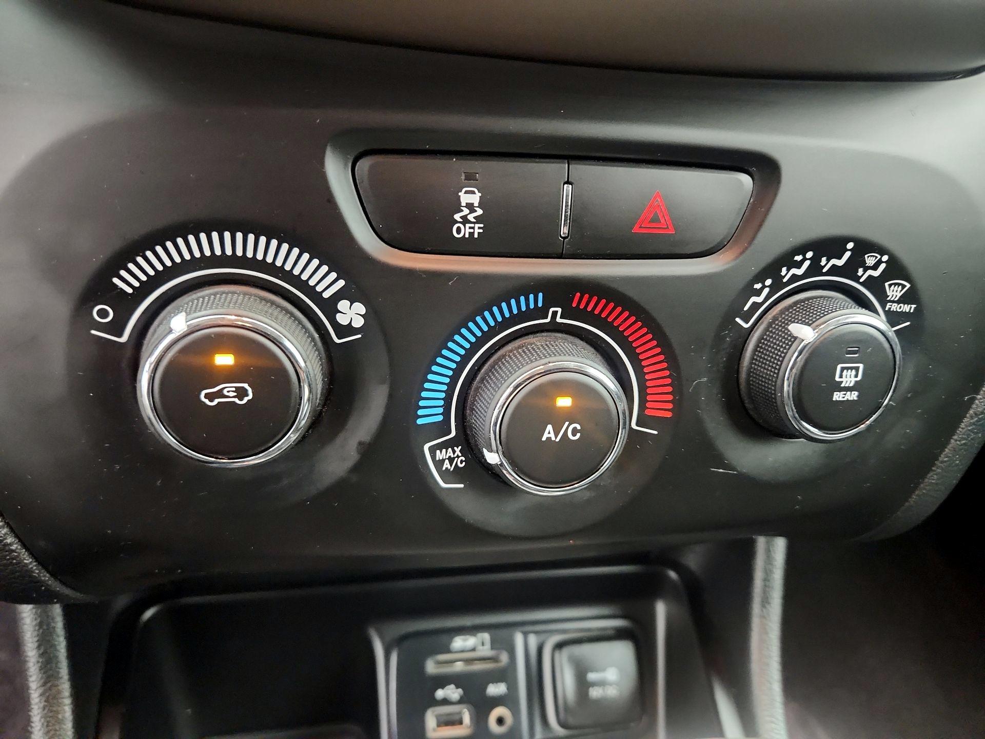 Thumbnail: 2016 Jeep Cherokee - 16