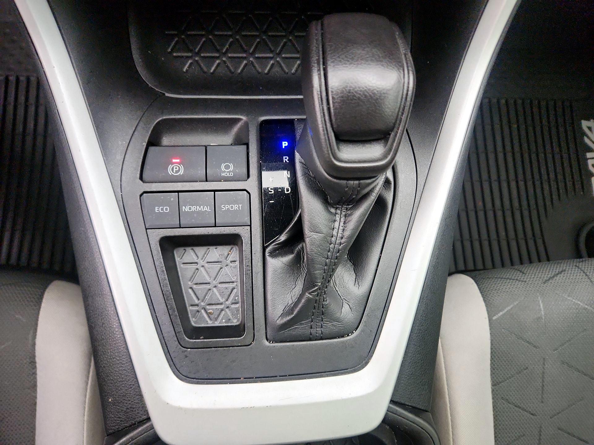 Thumbnail: 2021 Toyota RAV4 - 17