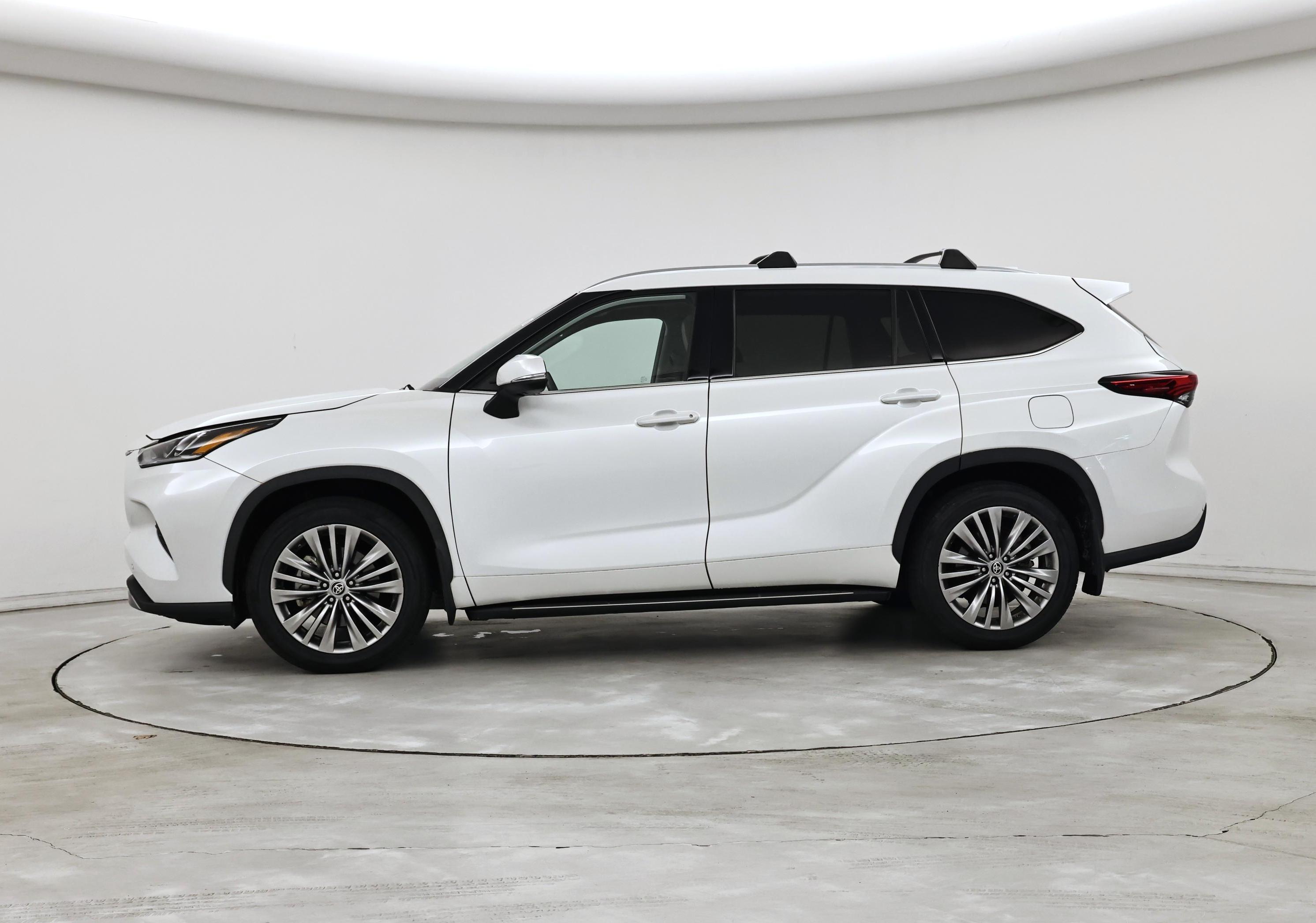 Thumbnail: 2022 Toyota Highlander - 3