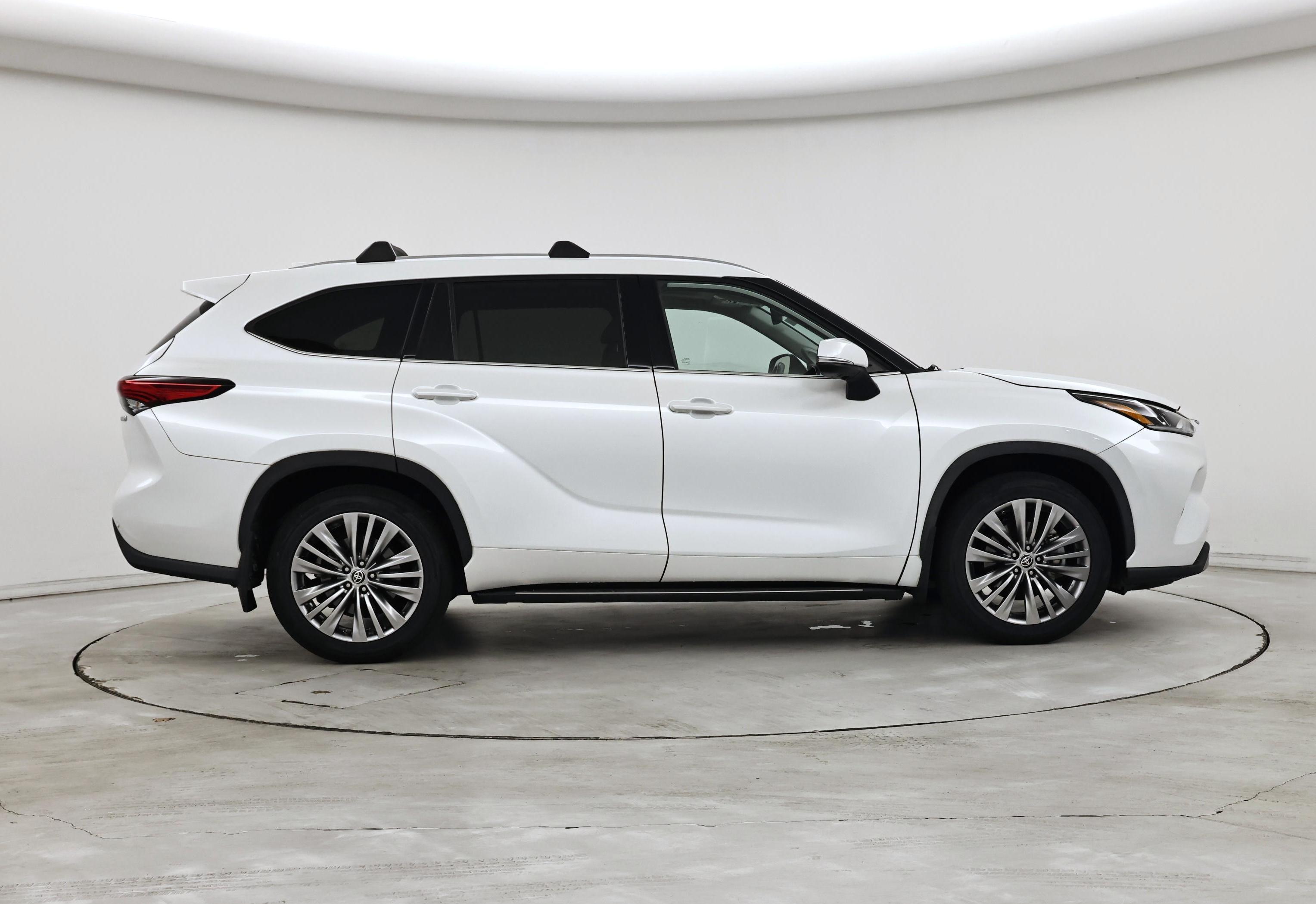 Thumbnail: 2022 Toyota Highlander - 7