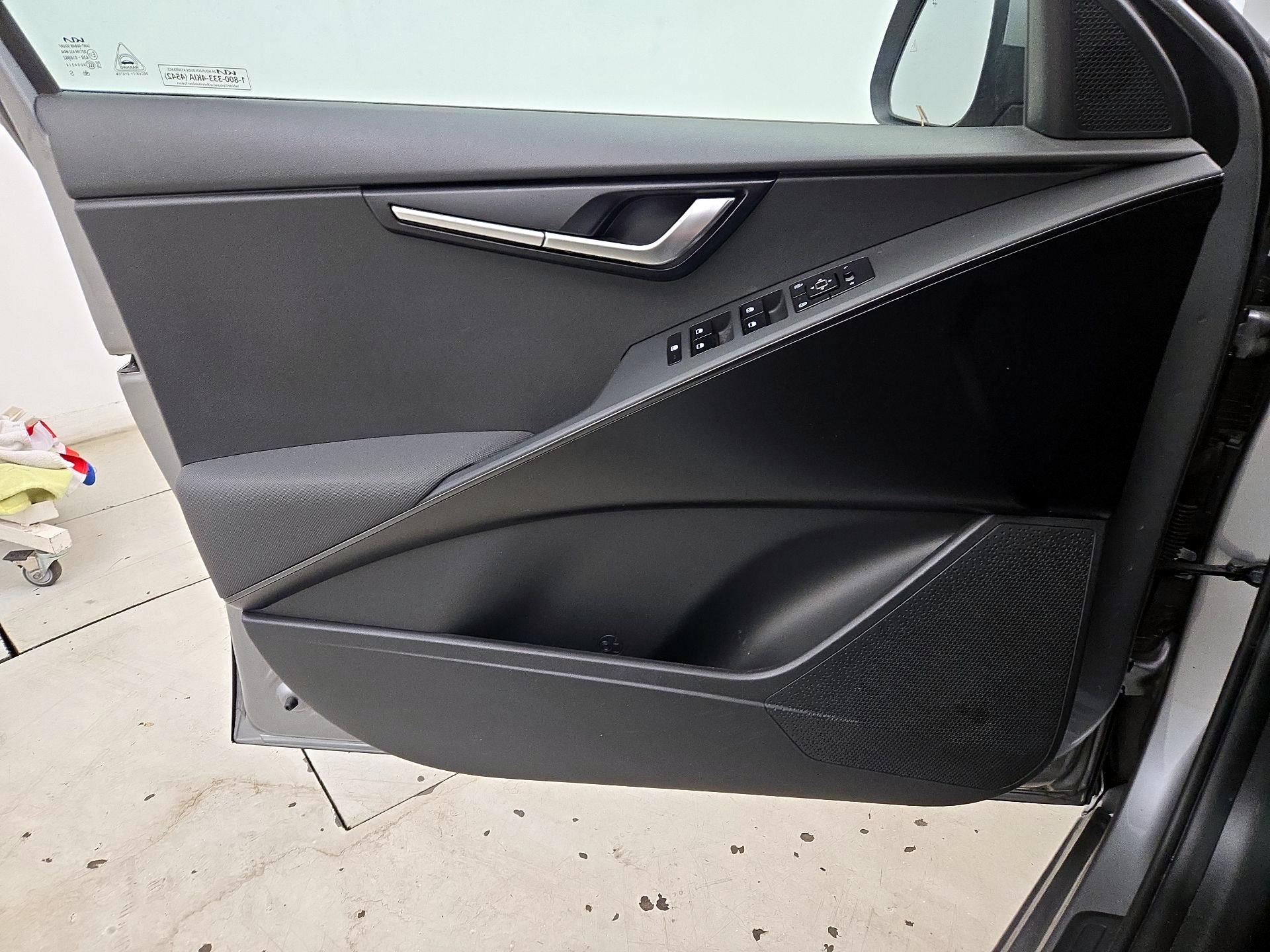 Thumbnail: 2023 Kia Niro - 12