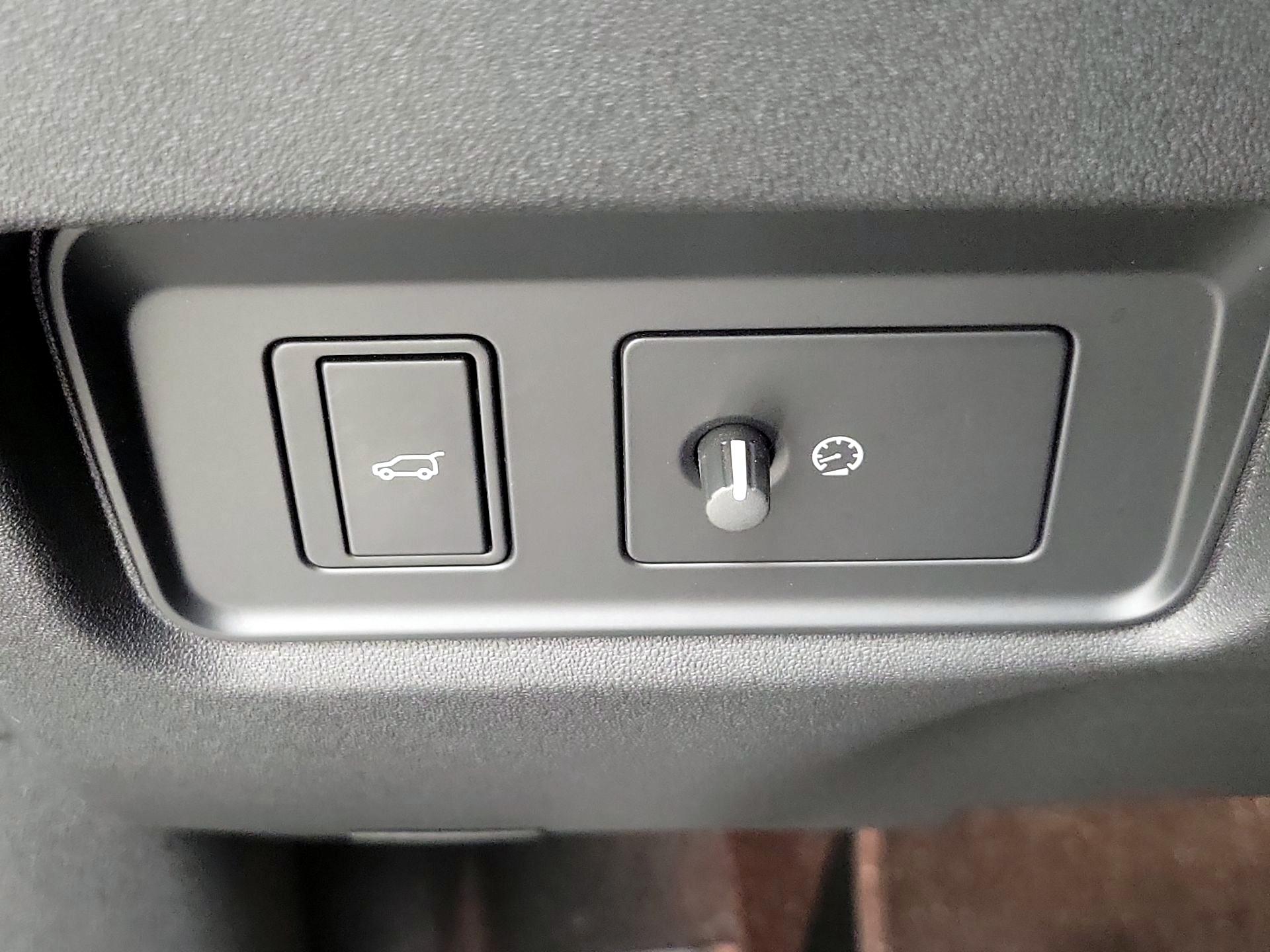 Thumbnail: 2023 Jaguar E-Pace - 13