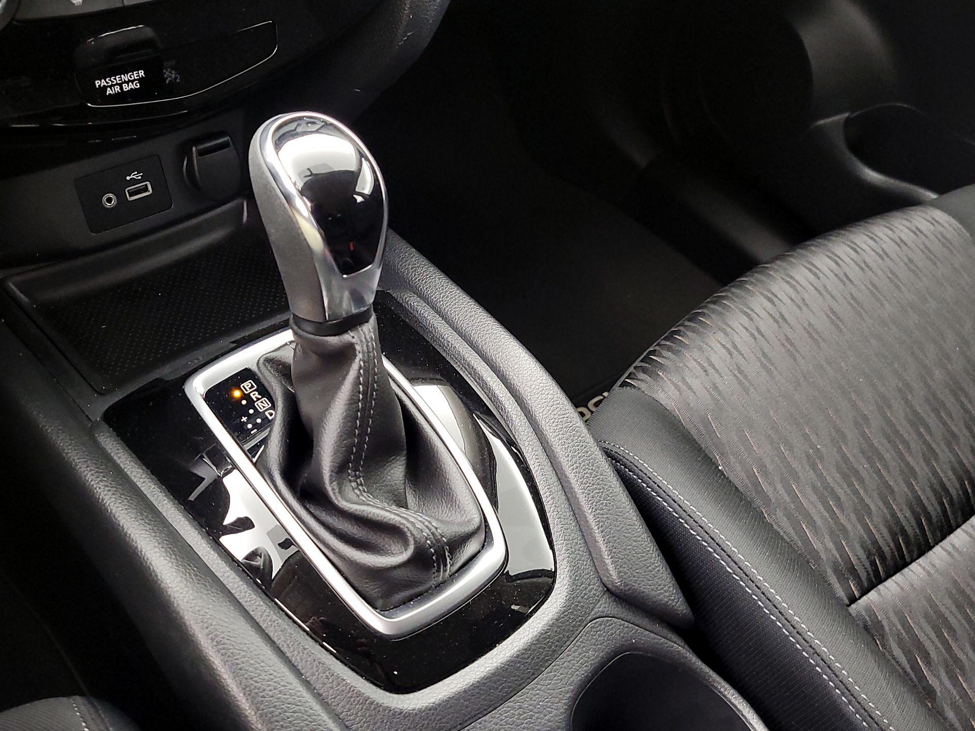 Thumbnail: 2018 Nissan Rogue - 17