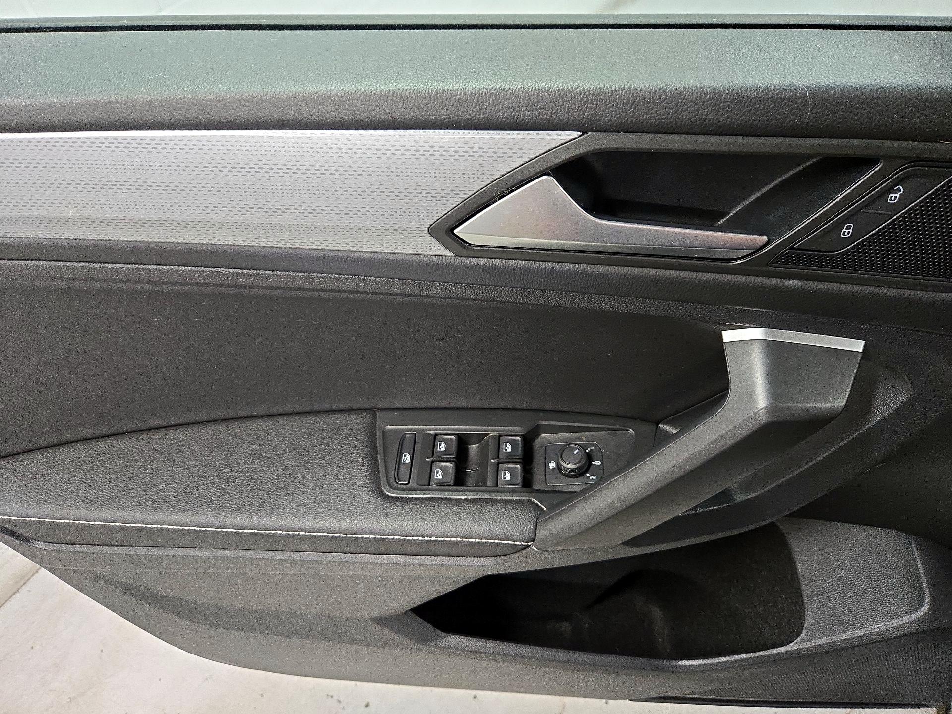 Thumbnail: 2023 Volkswagen Tiguan - 12