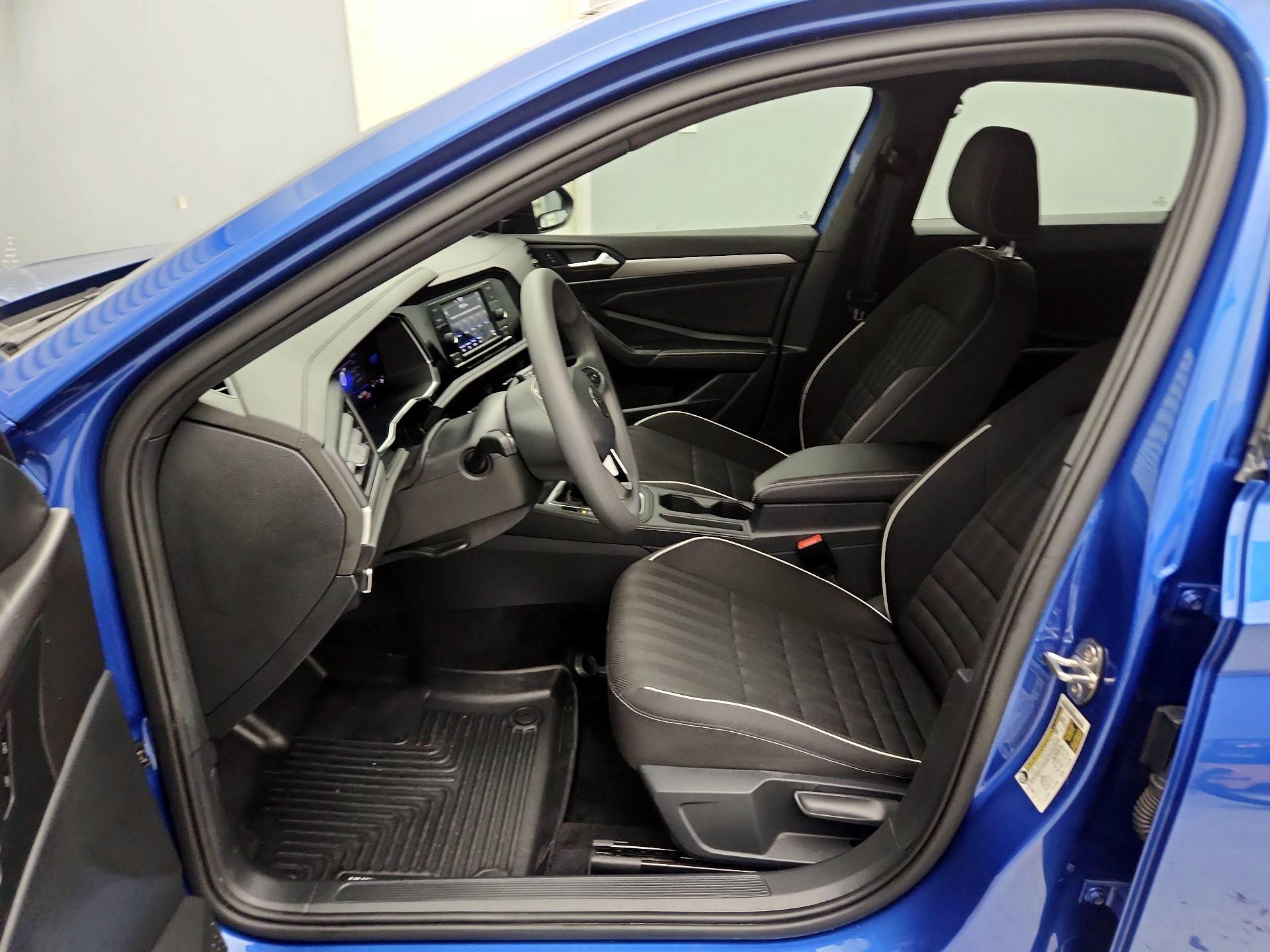 Thumbnail: 2023 Volkswagen Jetta - 11