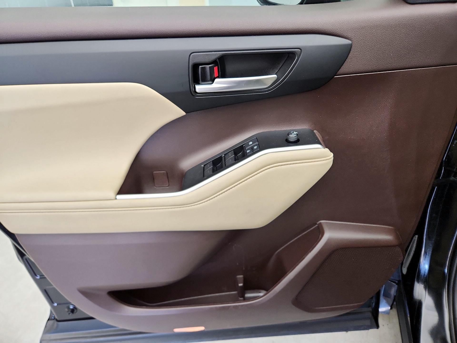 Thumbnail: 2022 Toyota Highlander - 12