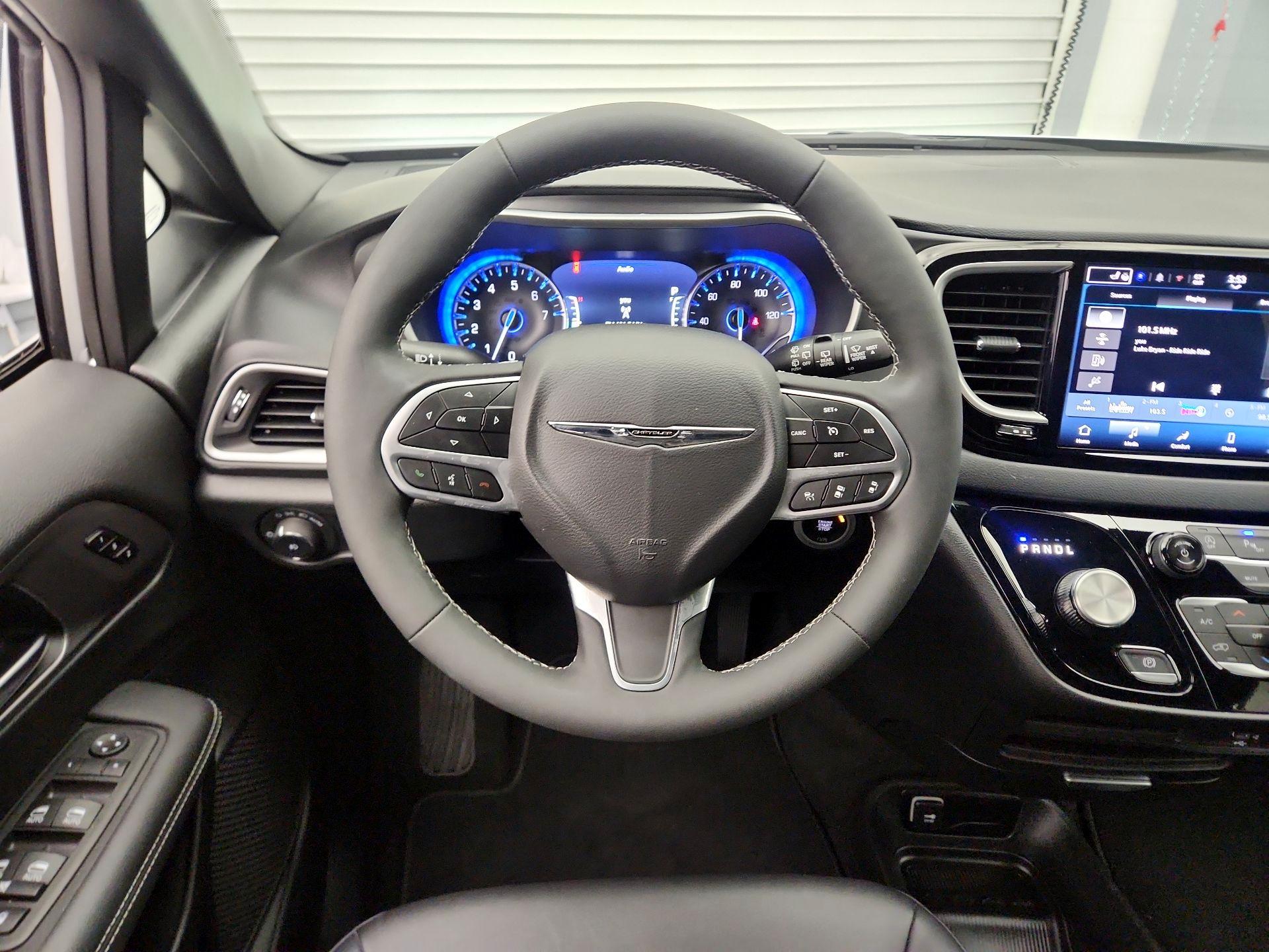 Thumbnail: 2026 Chrysler Pacifica - 10