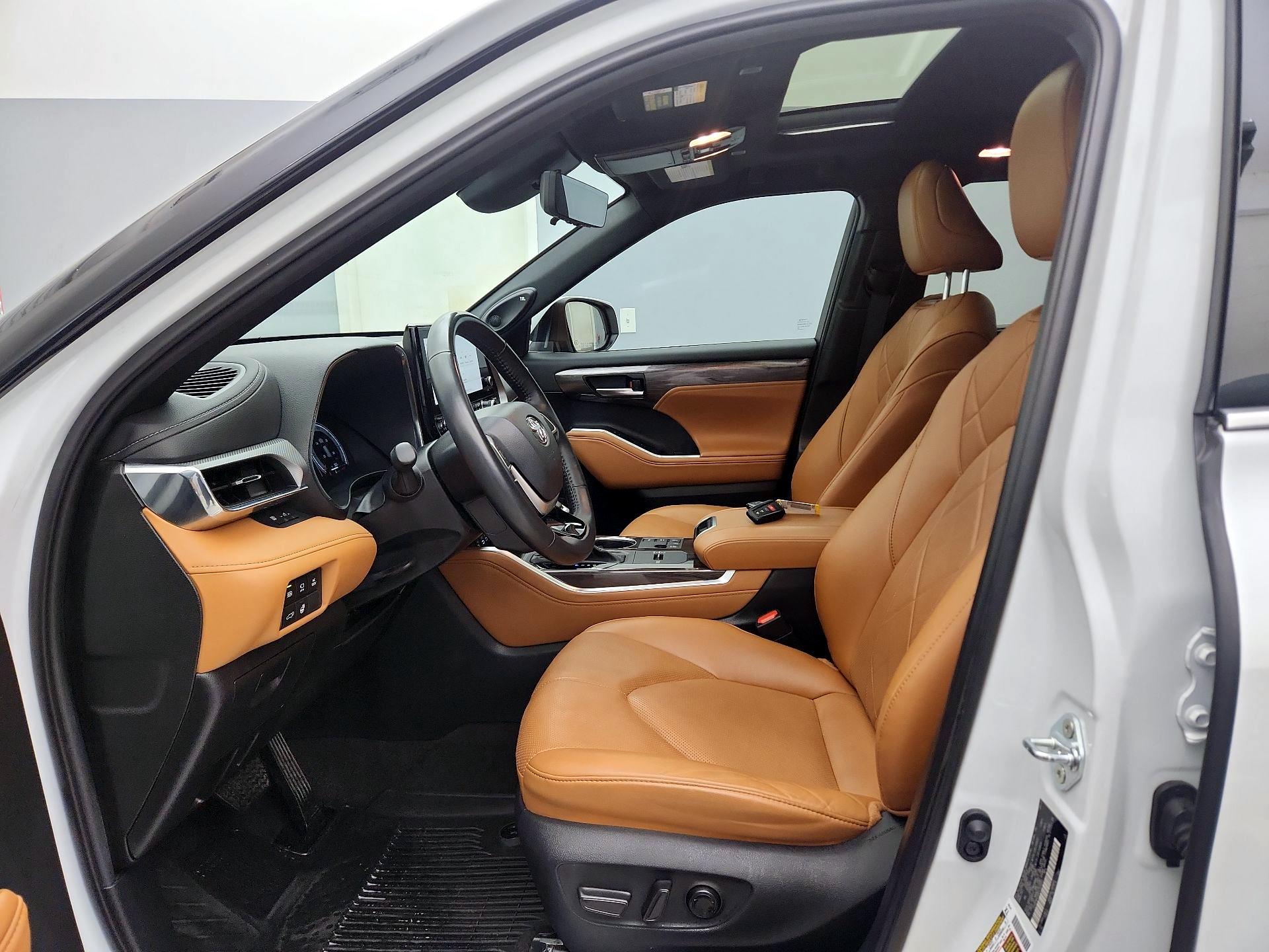 Thumbnail: 2023 Toyota Highlander - 11