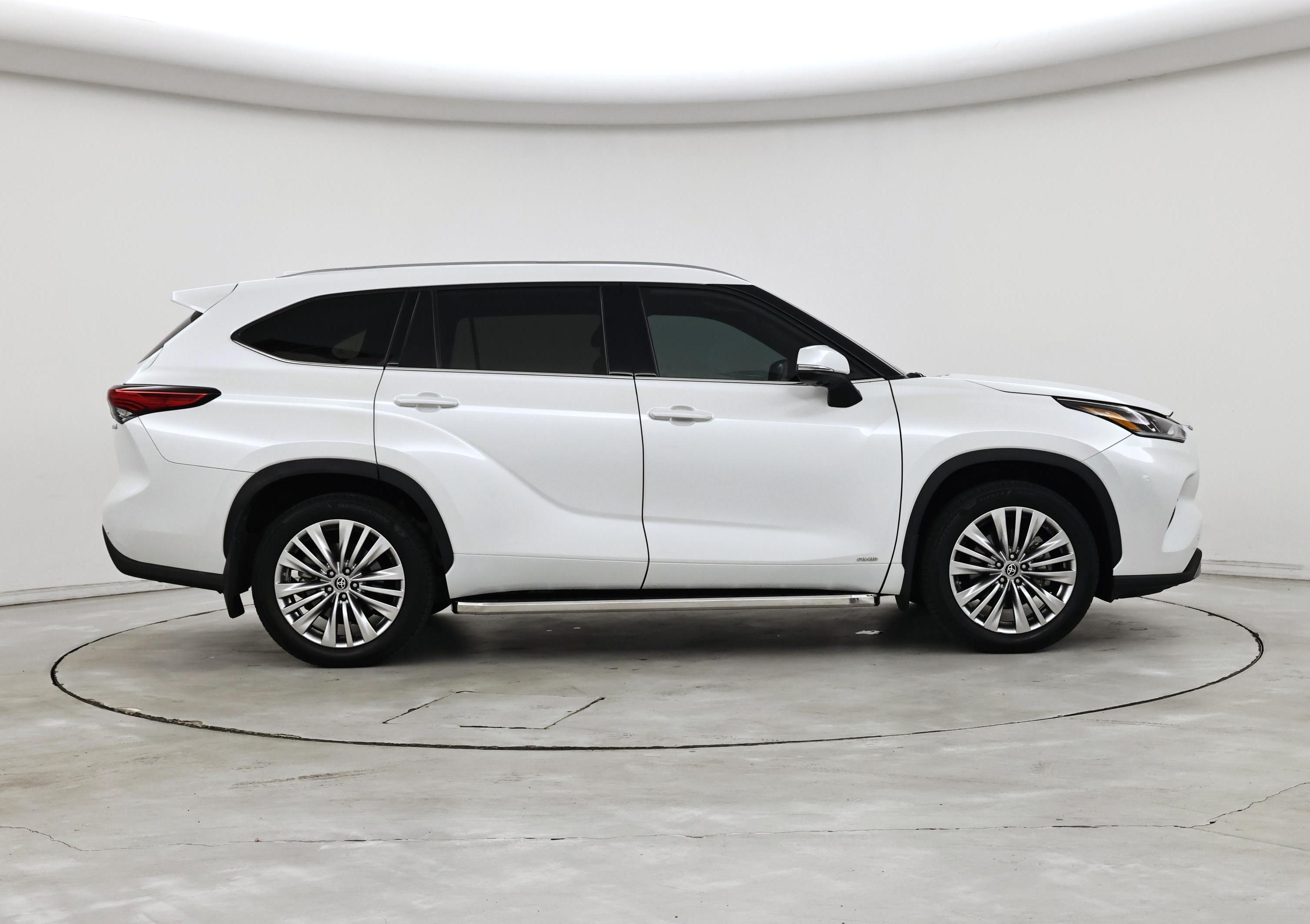 Thumbnail: 2023 Toyota Highlander - 7