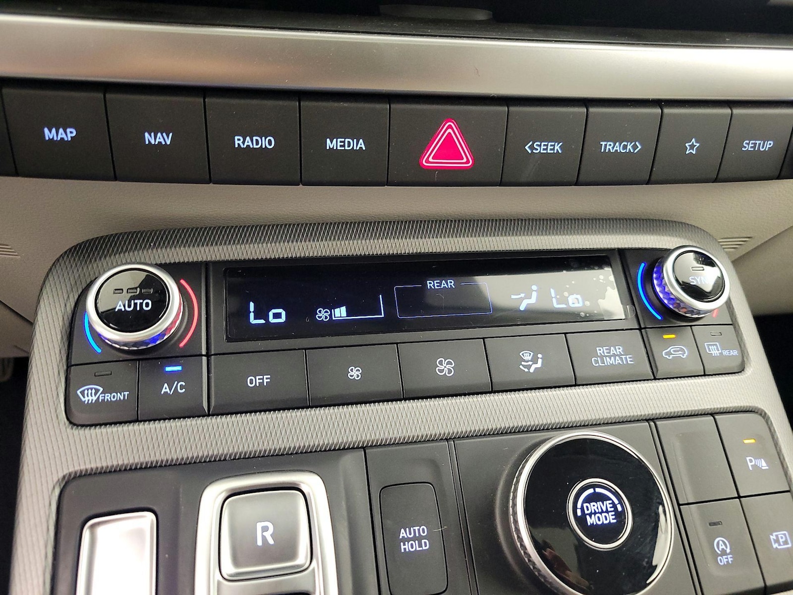 2024 Hyundai Palisade Limited - Photo 16